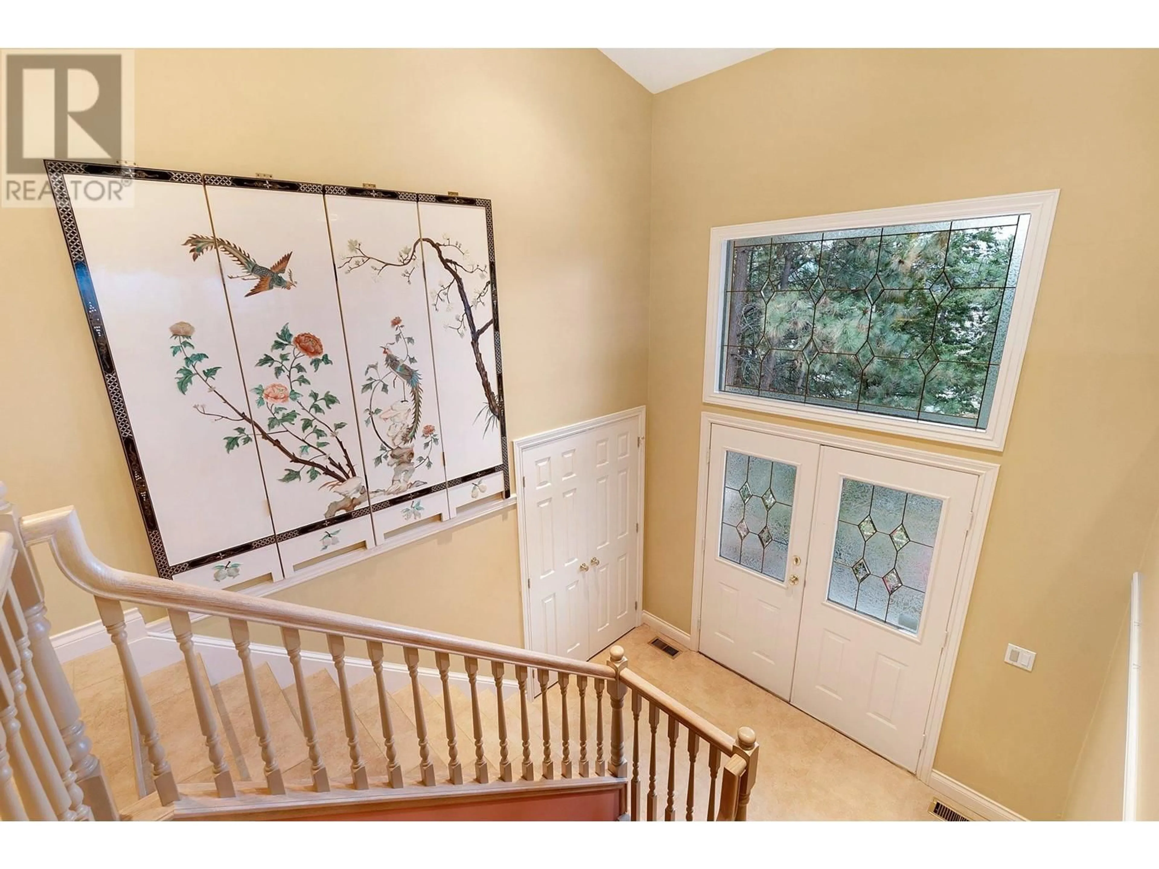 Indoor entryway, wood floors for 765 Westpoint Drive, Kelowna British Columbia V1W2Z4