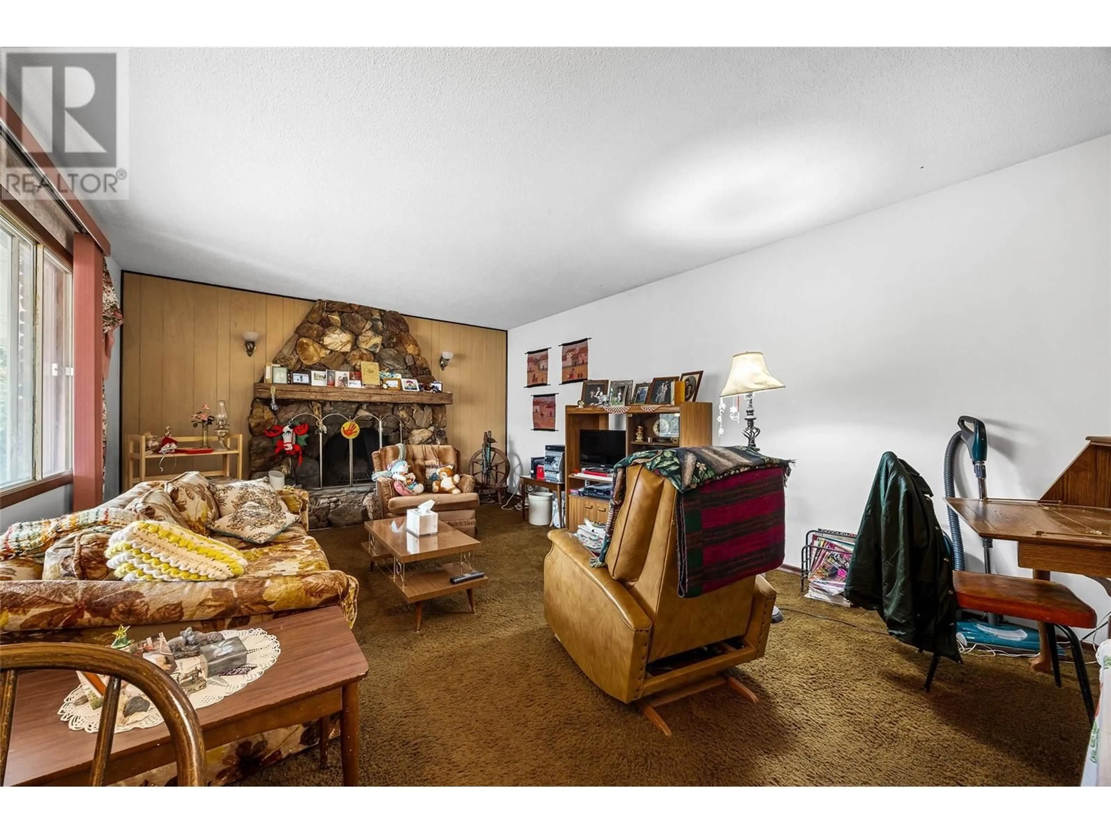 Living room, carpet floors for 1851 PARKCREST AVE Avenue, Kamloops British Columbia V2B4W8