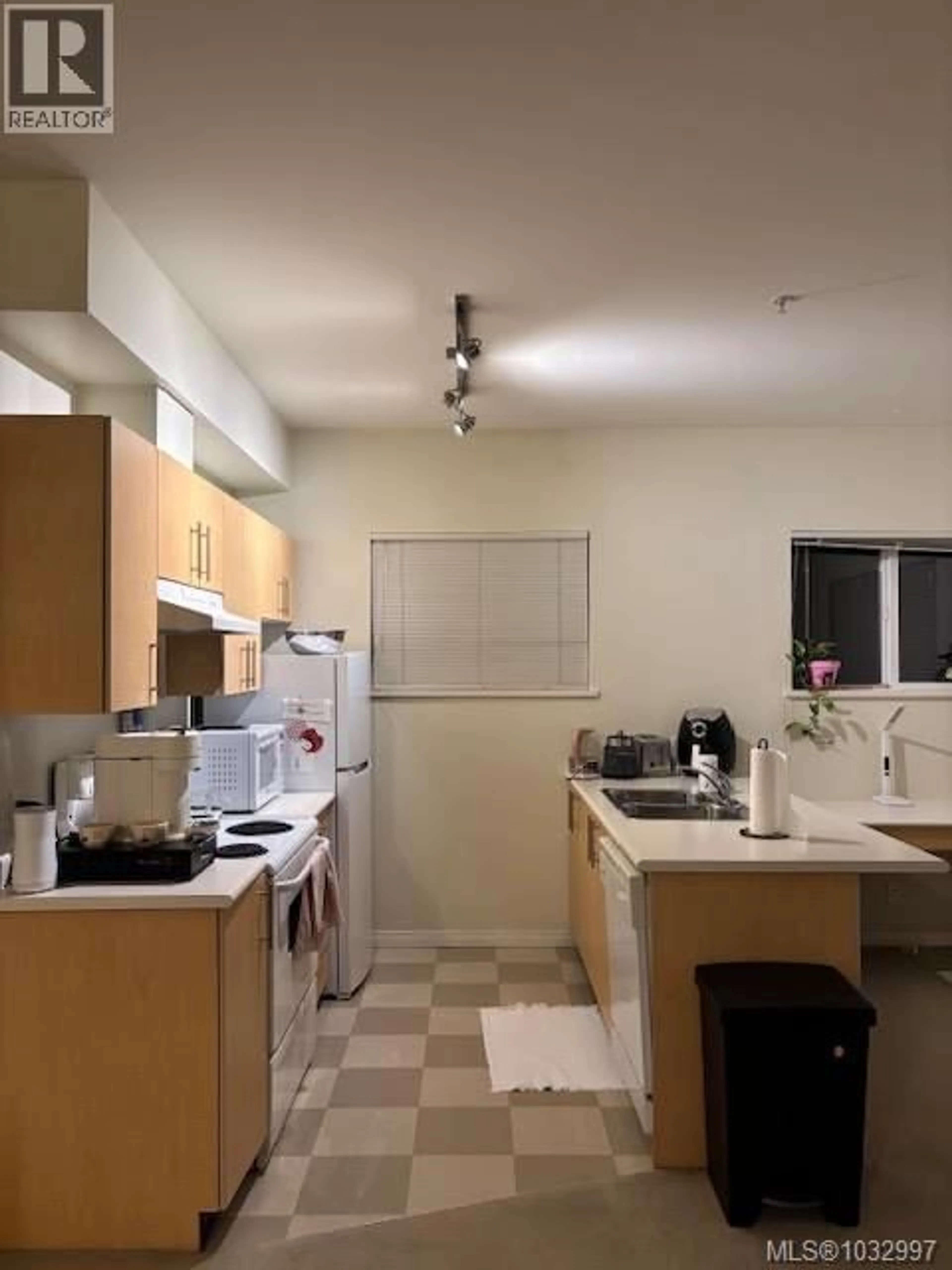 Standard kitchen, unknown for 207 - 1550 CHURCH AVENUE, Saanich British Columbia V8P2H1
