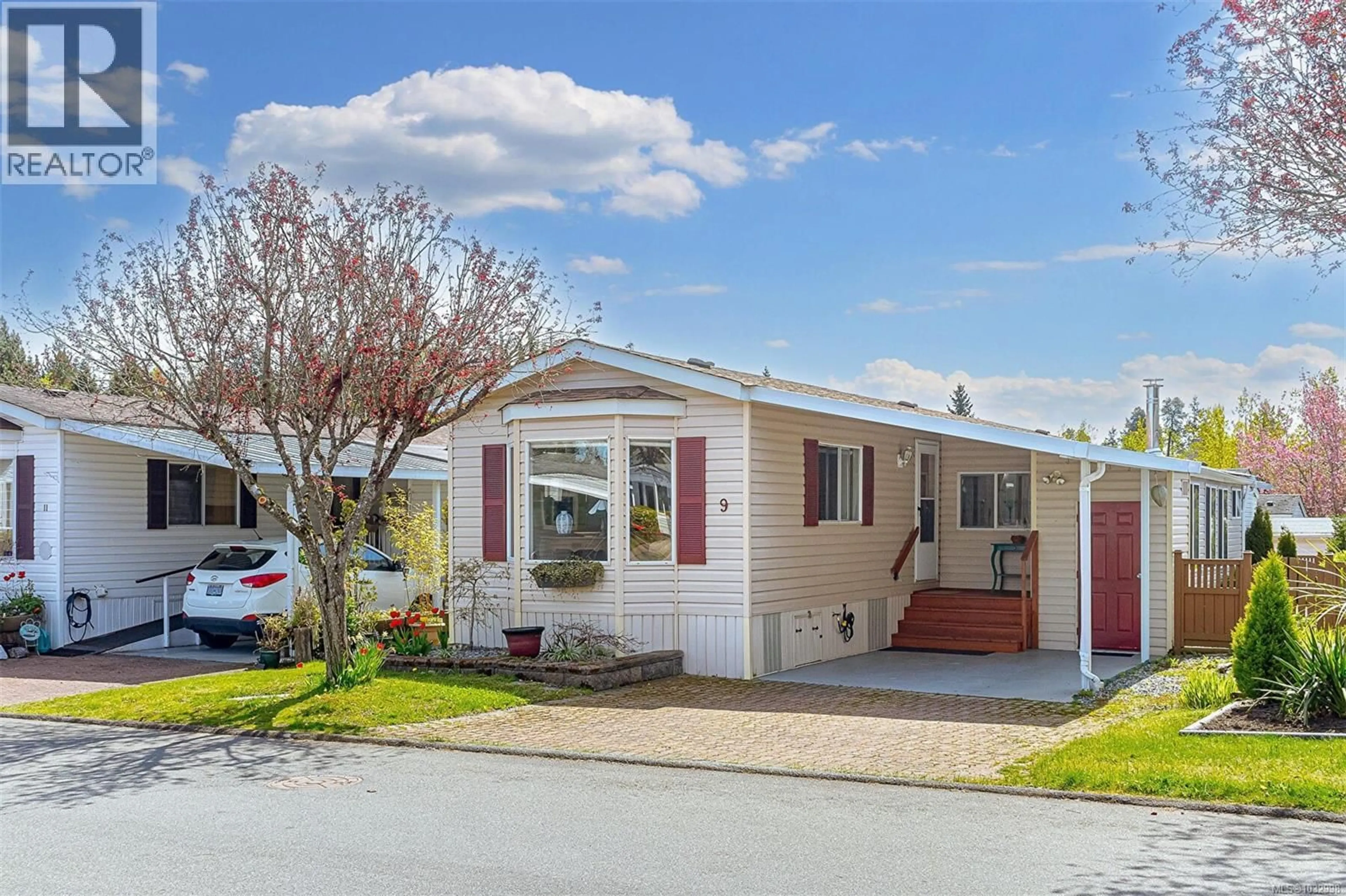 Home with vinyl exterior material, street for 9 - 7583 CENTRAL SAANICH ROAD, Central Saanich British Columbia V8M2B6