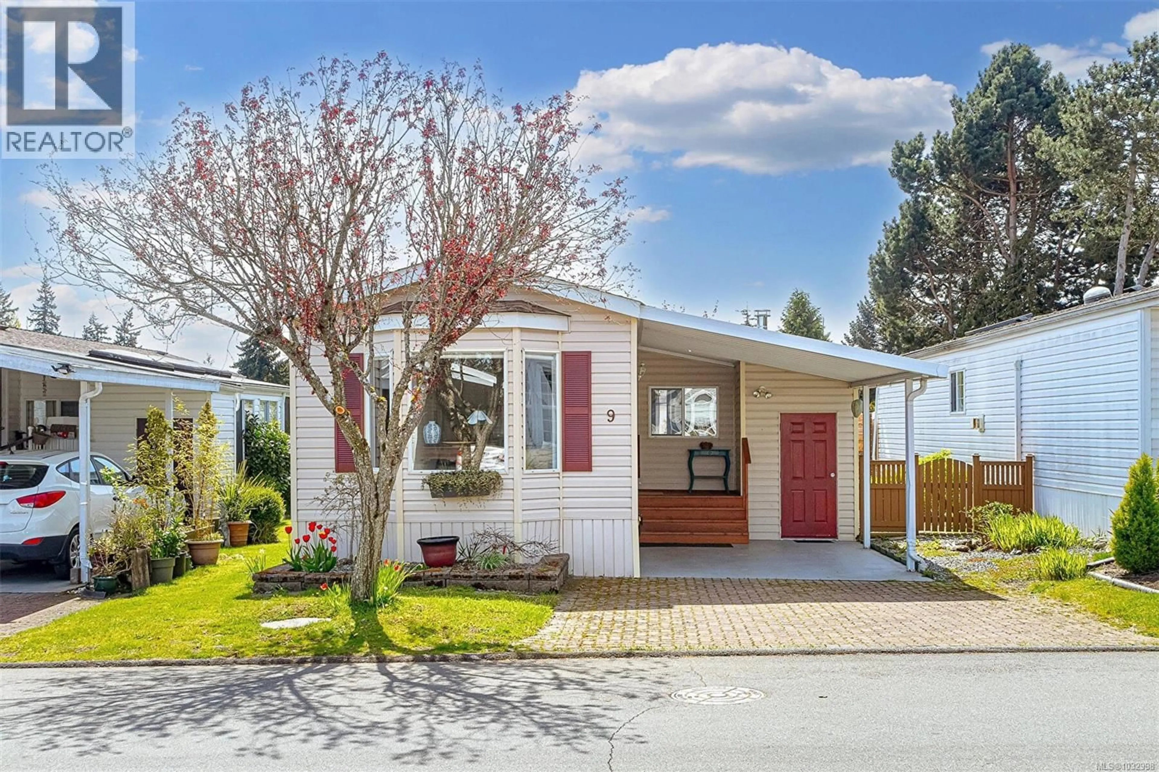 Home with vinyl exterior material, street for 9 - 7583 CENTRAL SAANICH ROAD, Central Saanich British Columbia V8M2B6