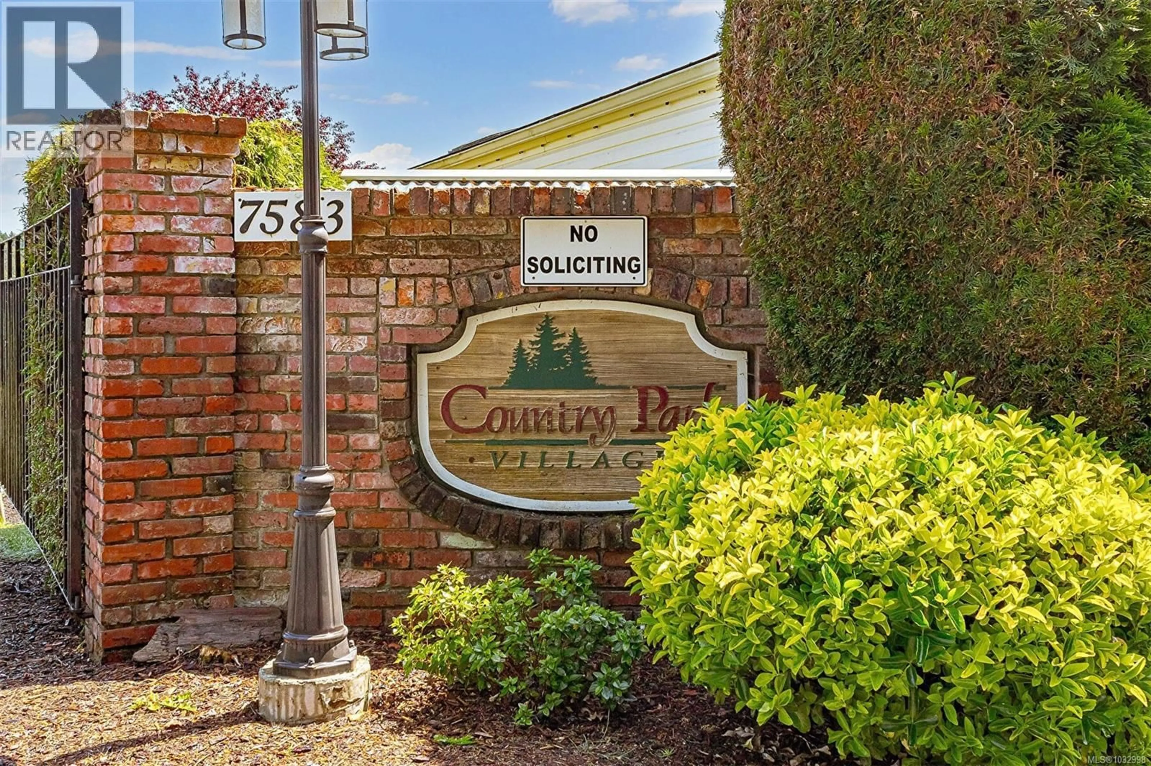 Indoor entryway for 9 - 7583 CENTRAL SAANICH ROAD, Central Saanich British Columbia V8M2B6