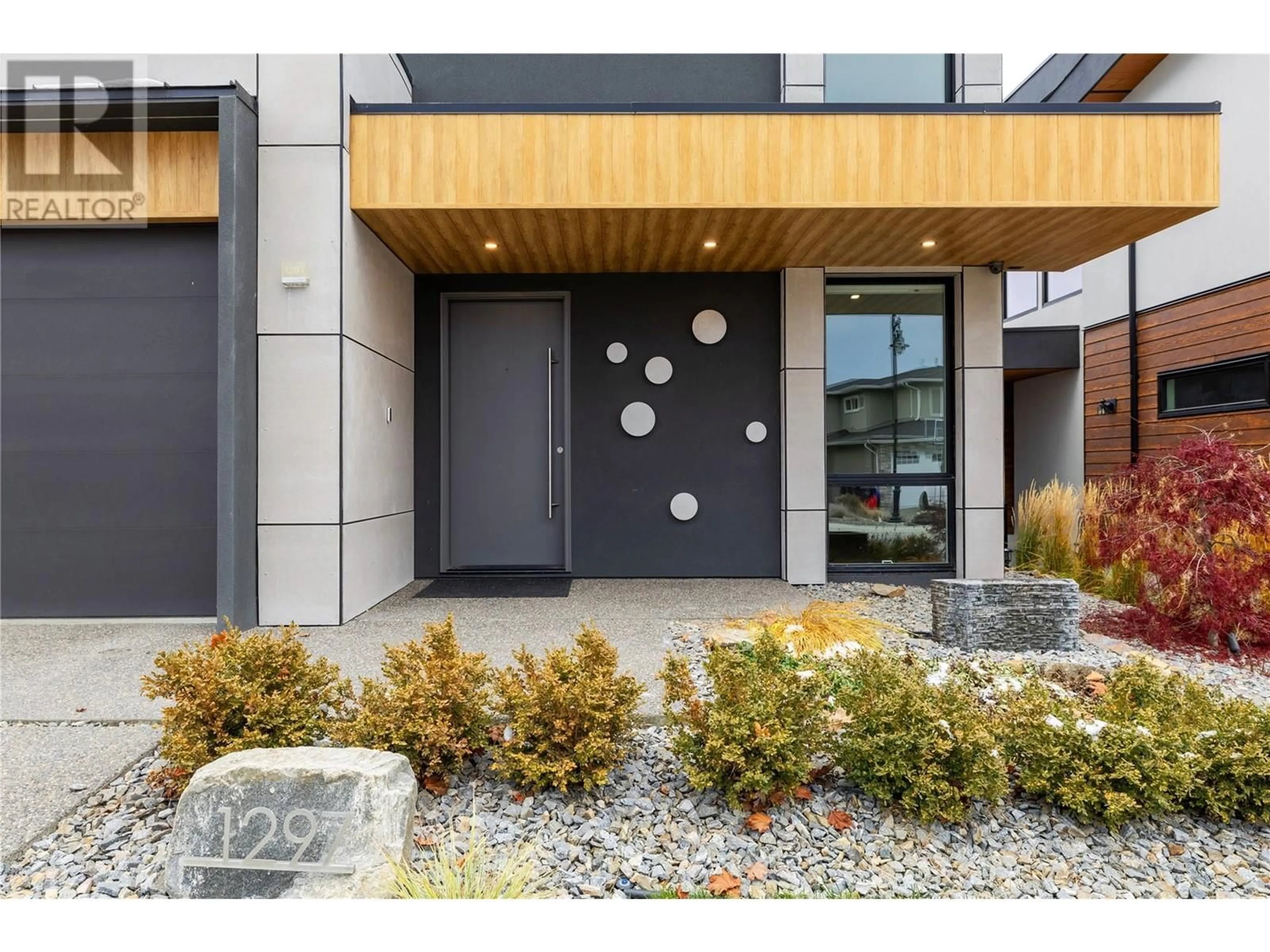 Indoor entryway, cement floor for 1297 Jack Smith Road, Kelowna British Columbia V1W5K7