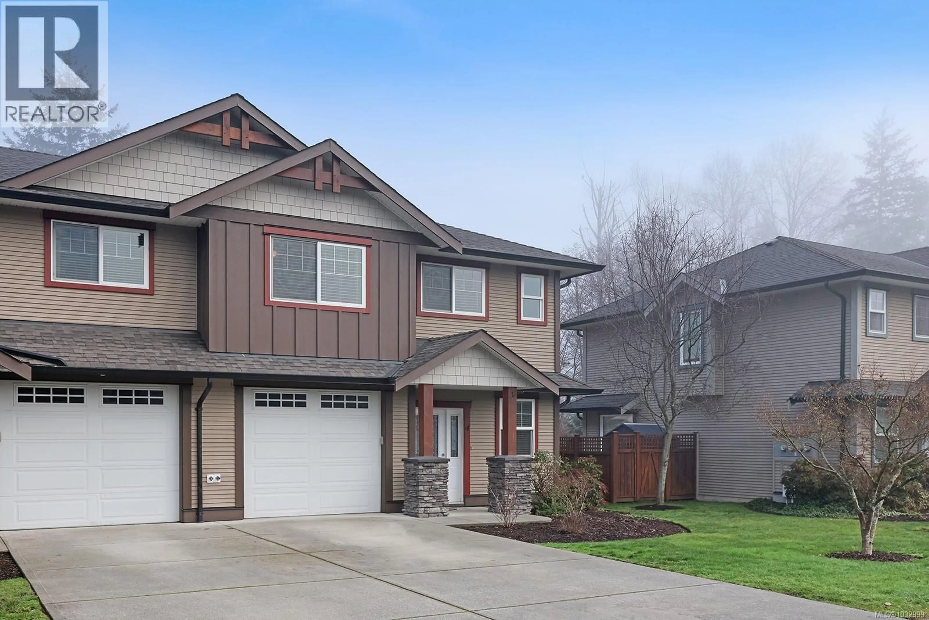 Home with vinyl exterior material, street for 4 - 2112 CUMBERLAND ROAD, Courtenay British Columbia V9N2E9
