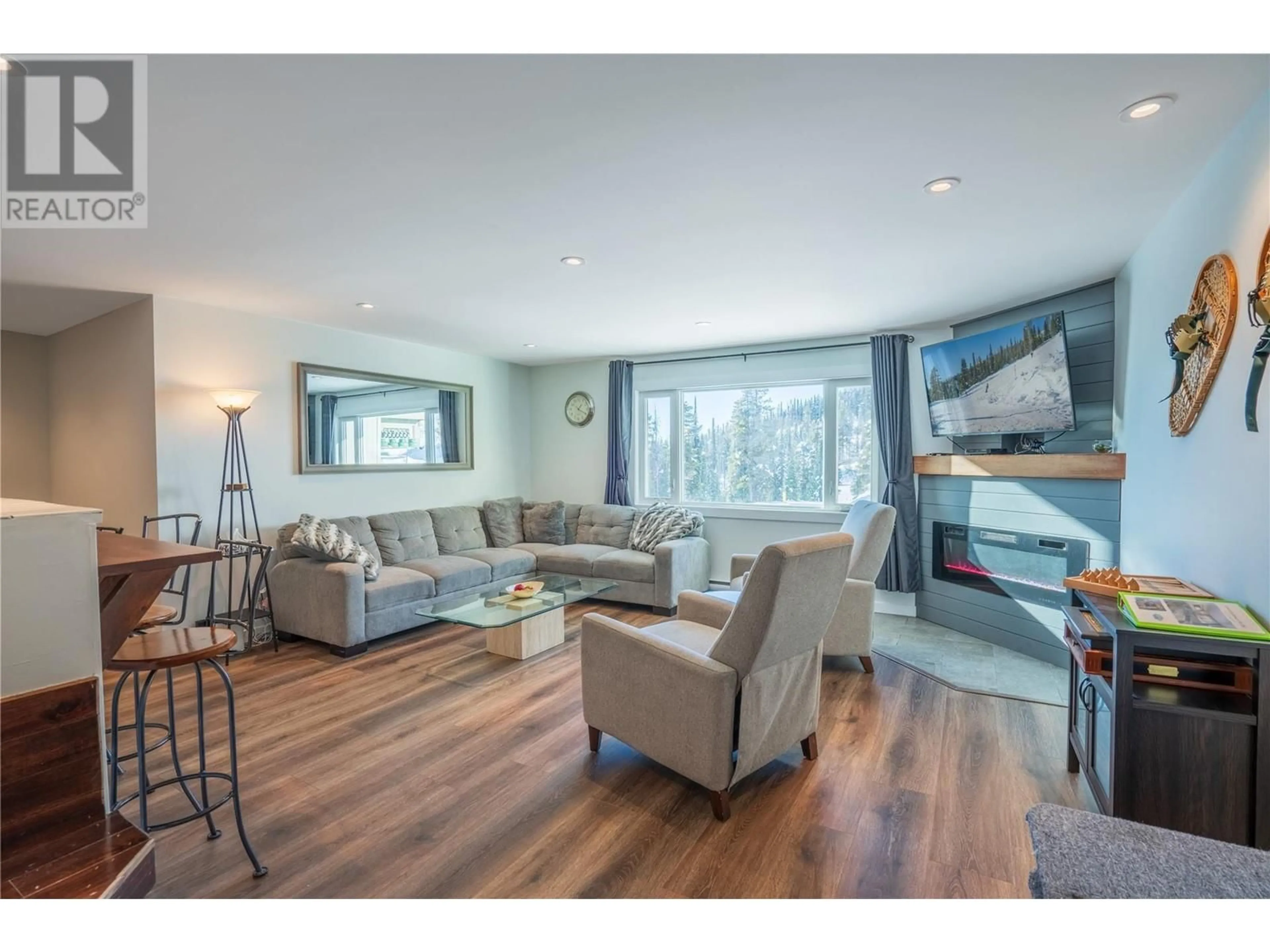 Living room with furniture, wood/laminate floor for 7375 Porcupine Road Unit# B6 Lot# 13, Big White British Columbia V1P1P3