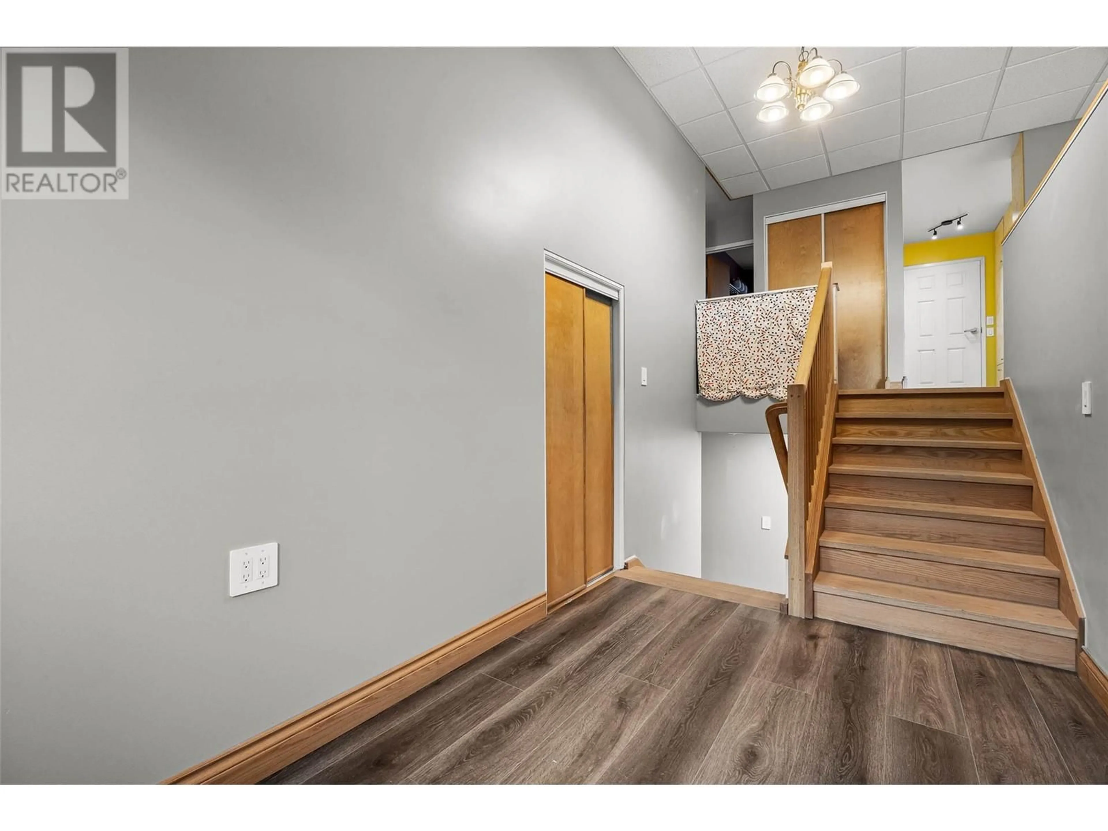 Indoor entryway for 157 Tamarack Avenue, Kamloops British Columbia V2B1G5