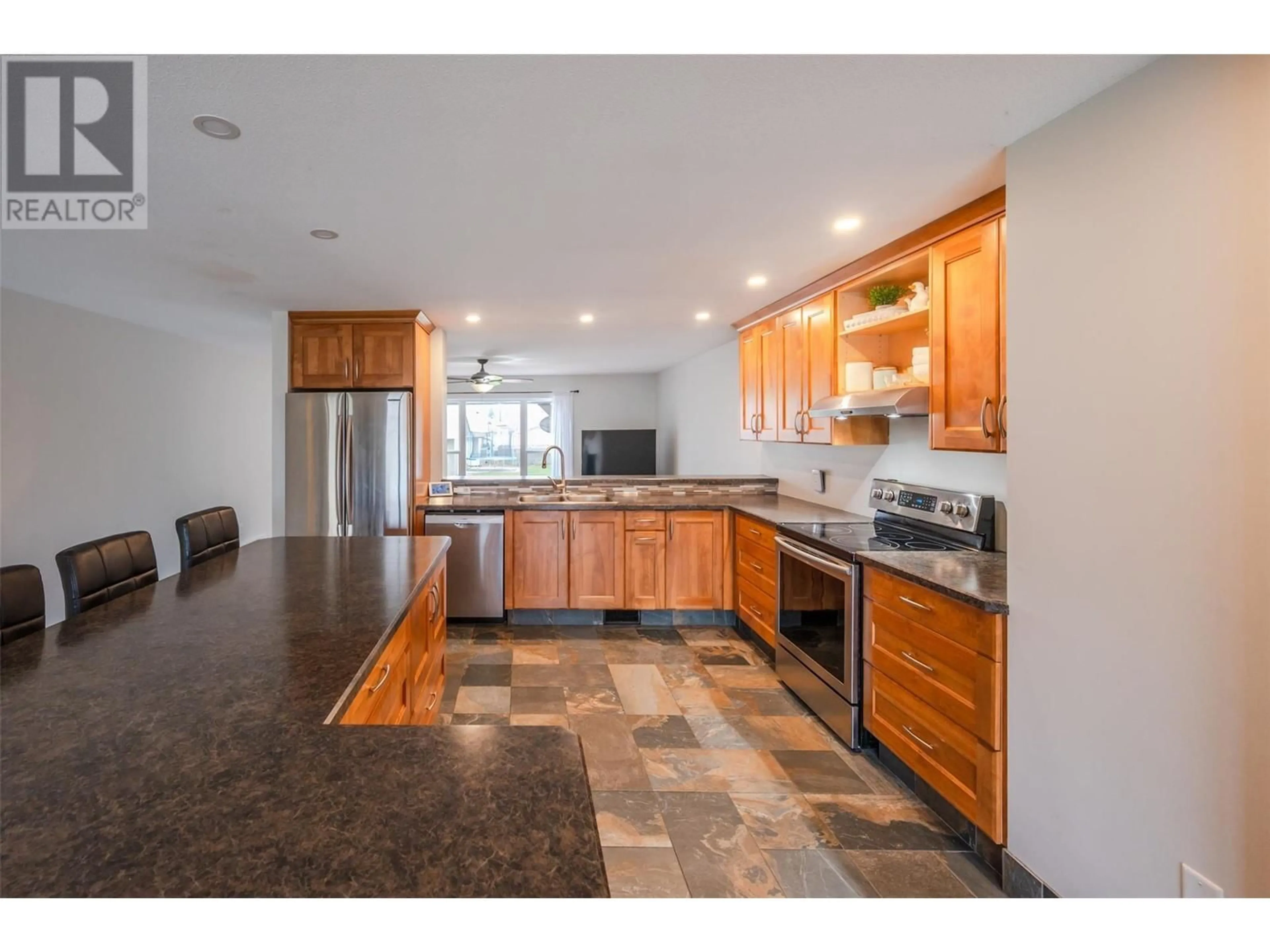 Open concept kitchen, ceramic/tile floor for 731 COLUMBIA Place, Oliver British Columbia V0H1T6