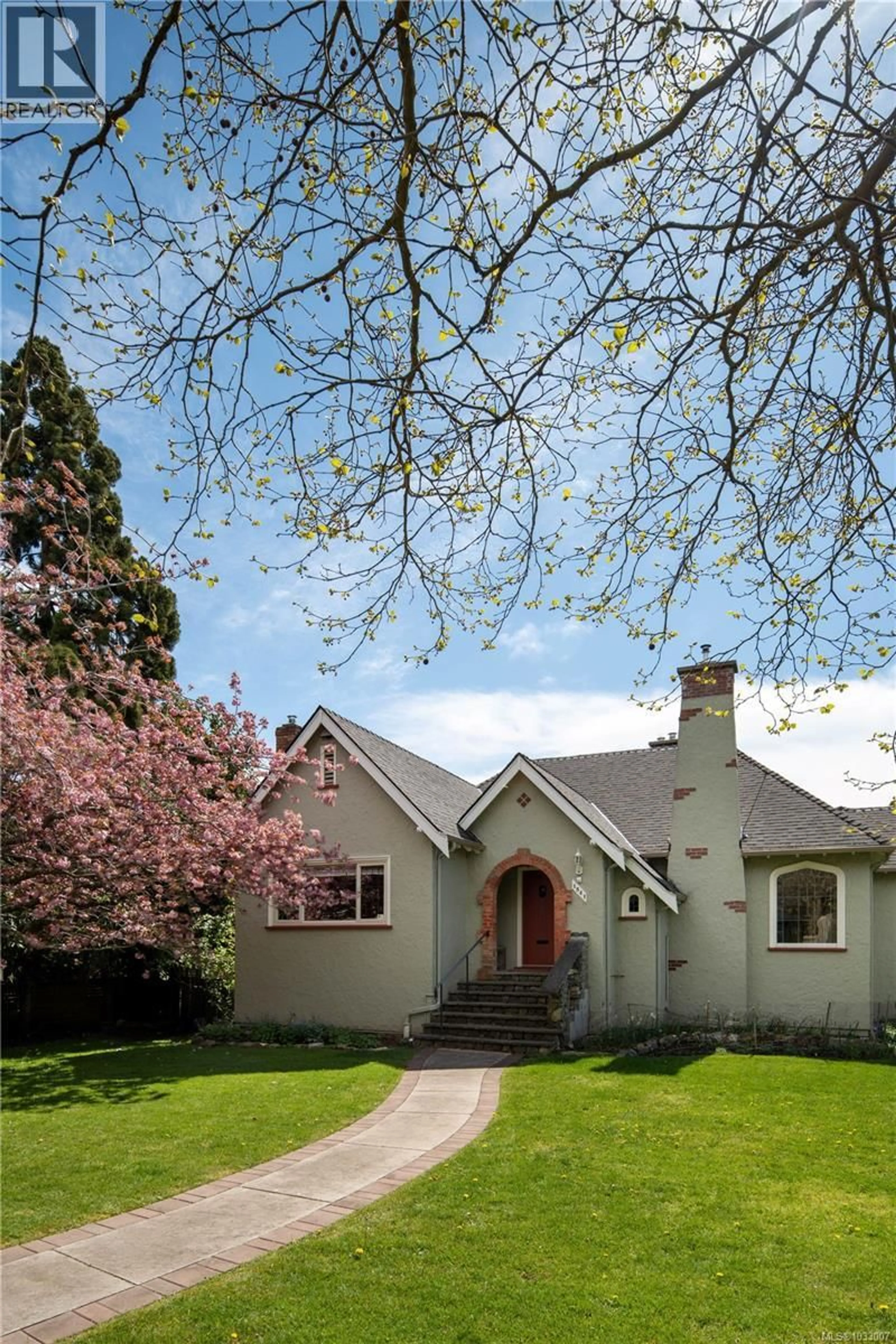 Home with vinyl exterior material, street for 1541 DESPARD AVENUE, Victoria British Columbia V8S1T2