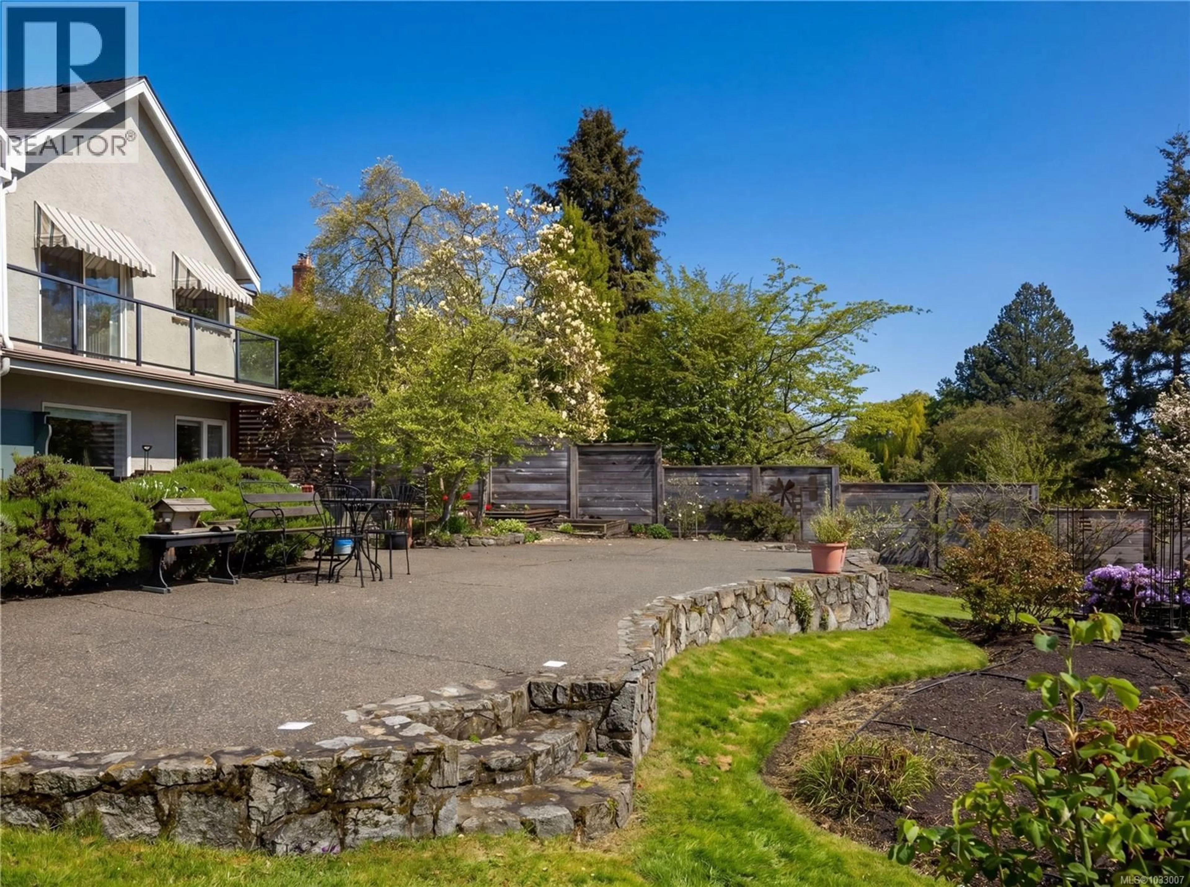 A pic from outside/outdoor area/front of a property/back of a property/a pic from drone, street for 1541 DESPARD AVENUE, Victoria British Columbia V8S1T2