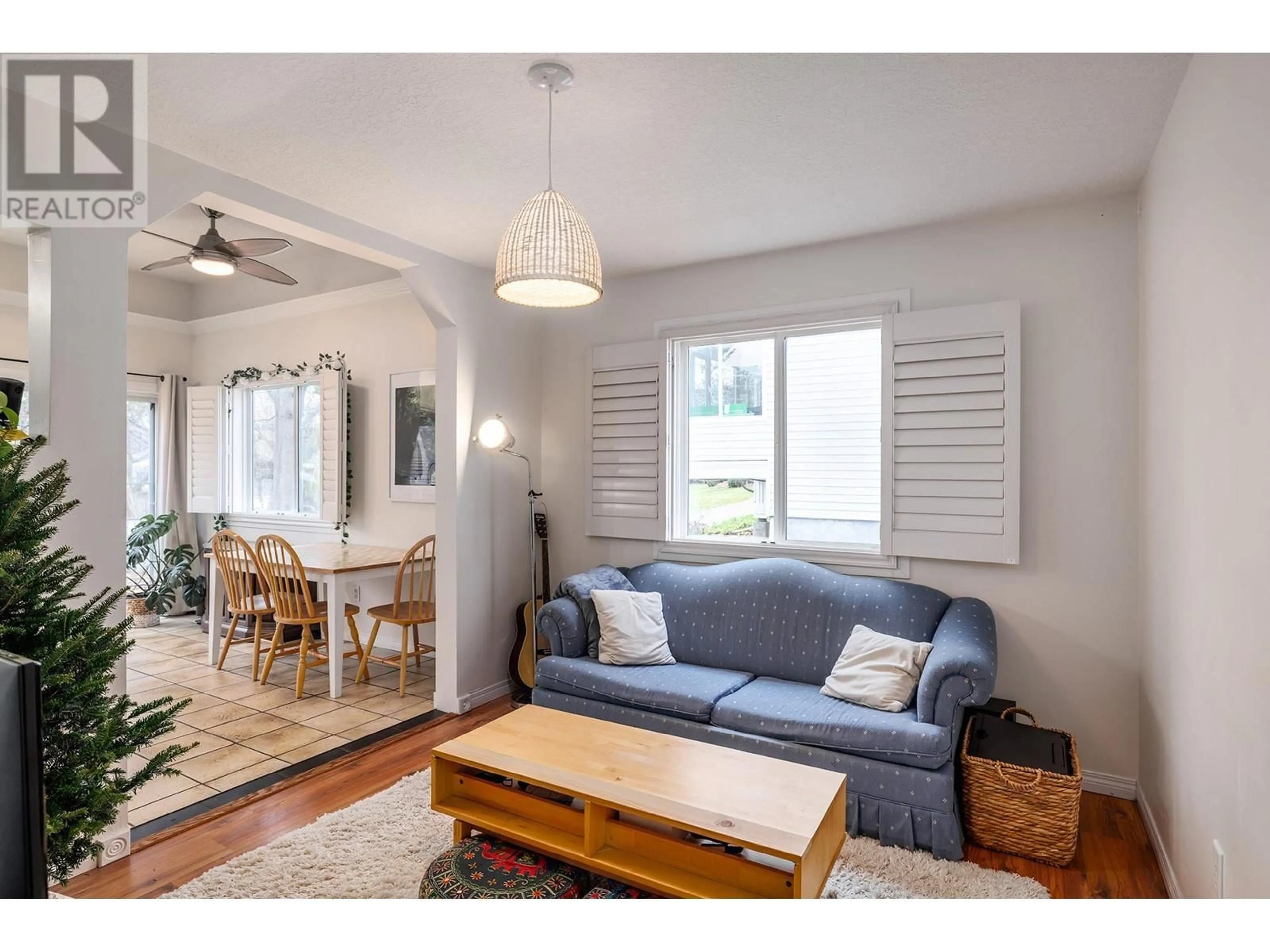 Living room with furniture, wood/laminate floor for 615 Sutherland Avenue, Kelowna British Columbia V1Y5X3