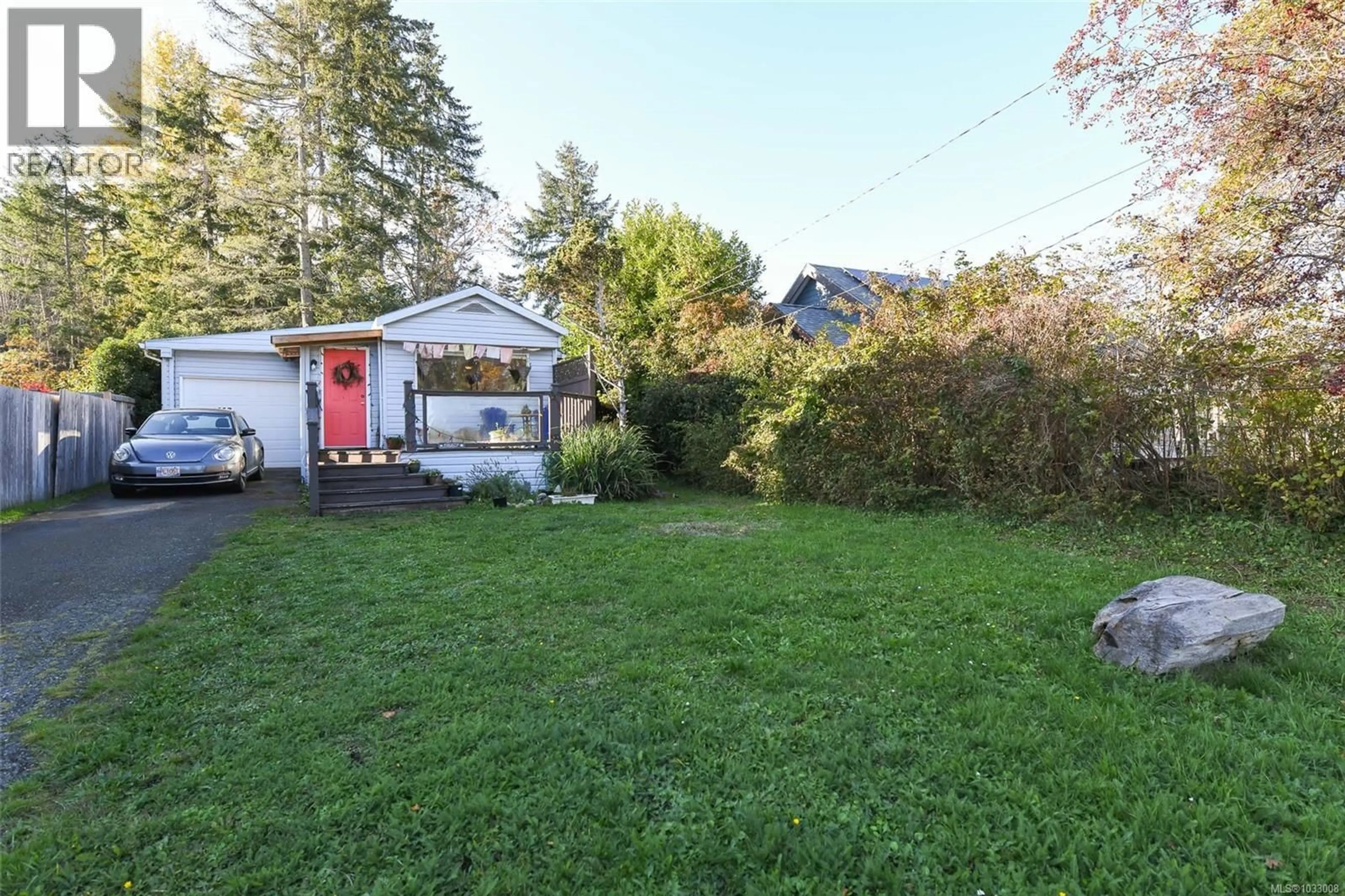 A pic from outside/outdoor area/front of a property/back of a property/a pic from drone, street for 5557 HORNE STREET, Union Bay British Columbia V0R3B0