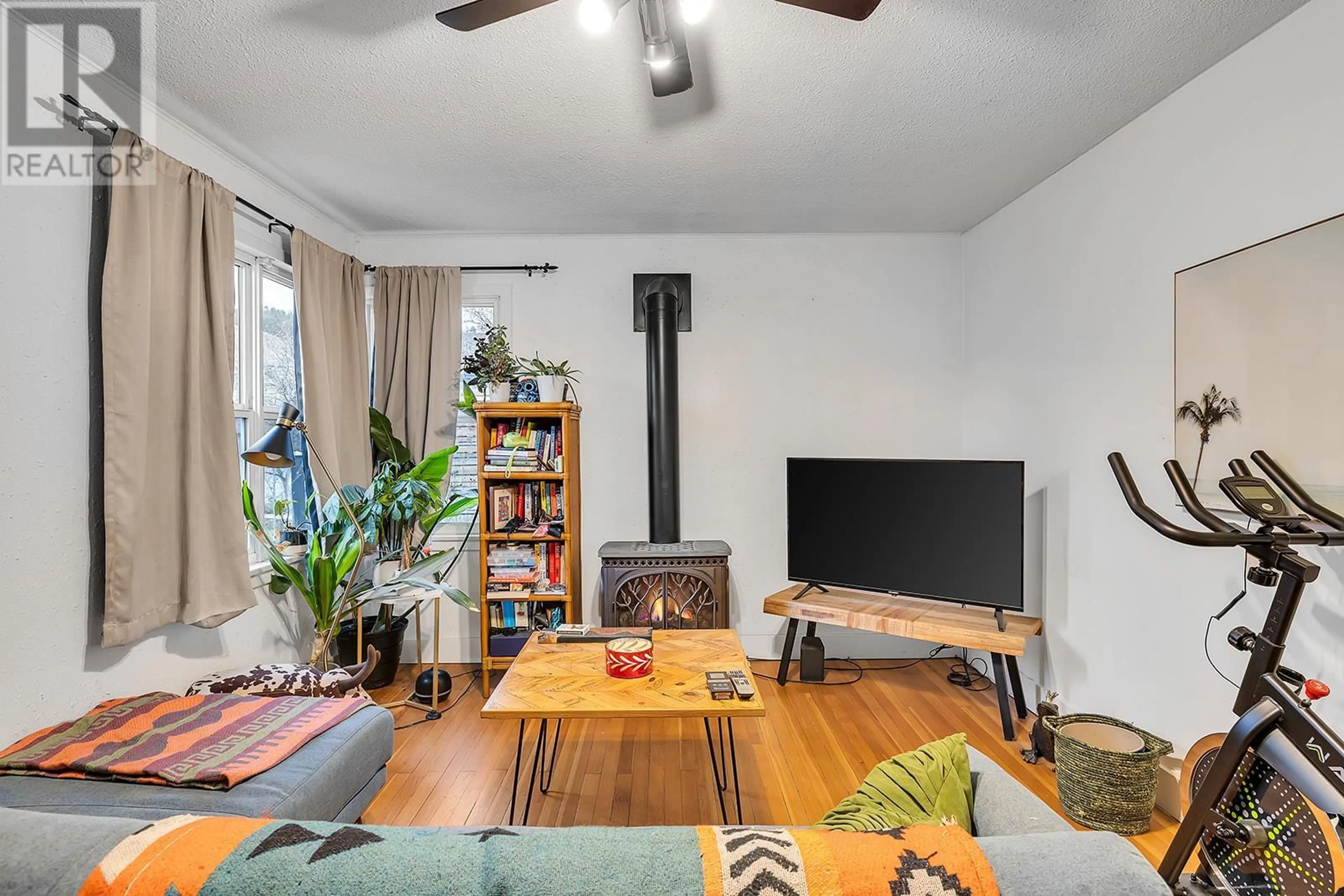 Living room with furniture, unknown for 541 OKANAGAN BOULEVARD, Kelowna British Columbia V1Y7K9