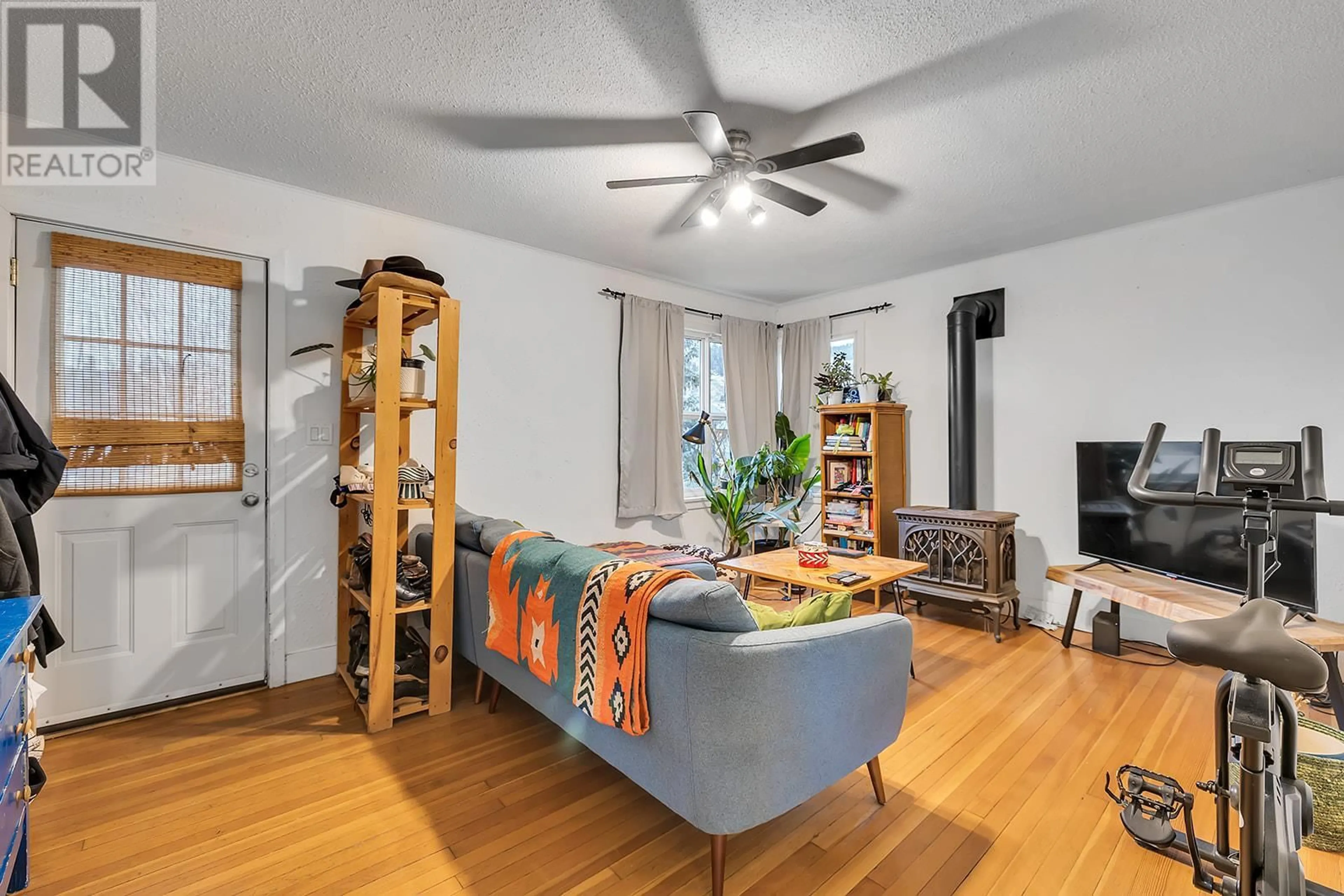 Living room with furniture, unknown for 541 OKANAGAN BOULEVARD, Kelowna British Columbia V1Y7K9