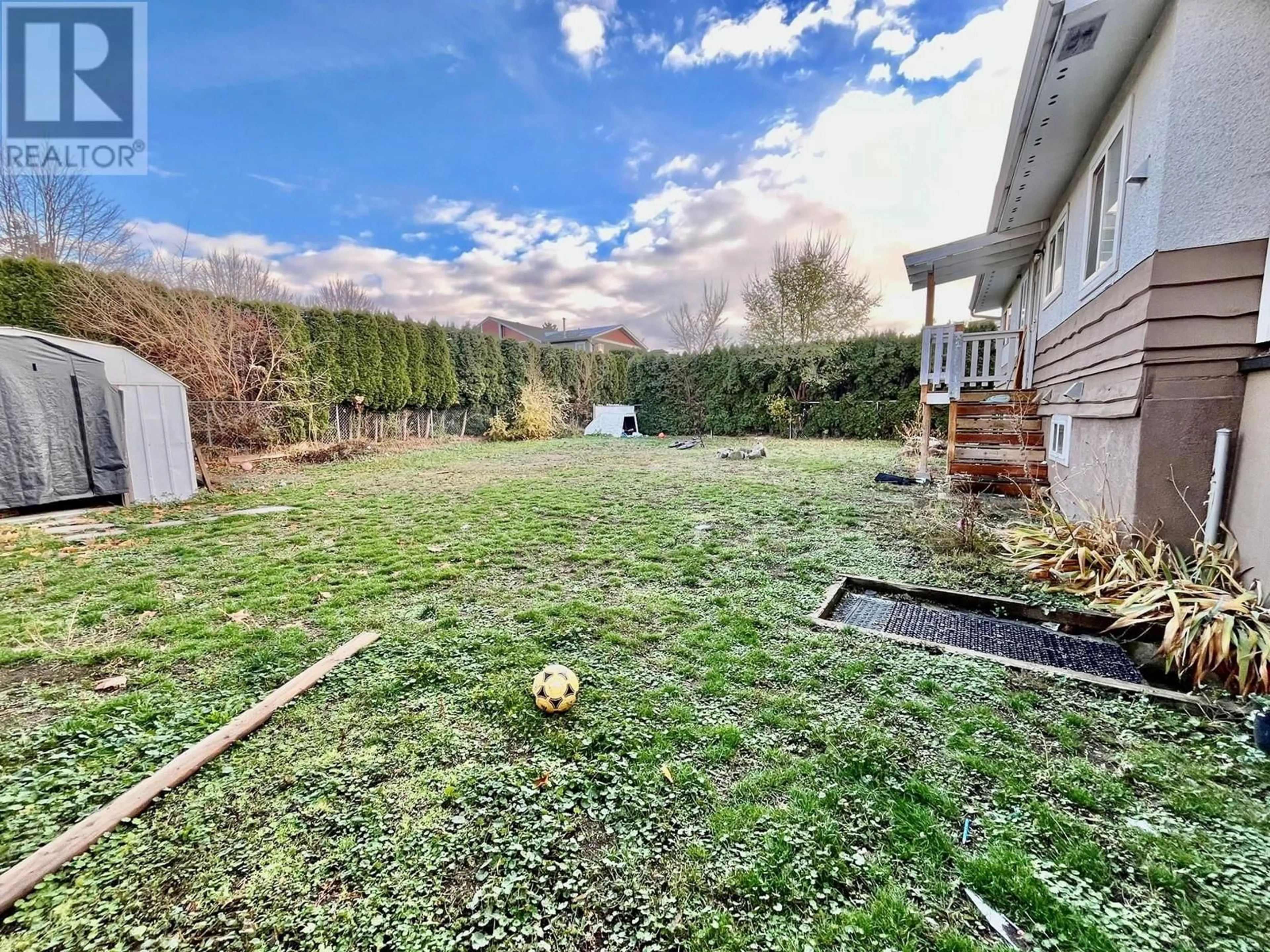 A pic from outside/outdoor area/front of a property/back of a property/a pic from drone, water/lake/river/ocean view for 475 Hollywood Road S, Kelowna British Columbia V1X3T2