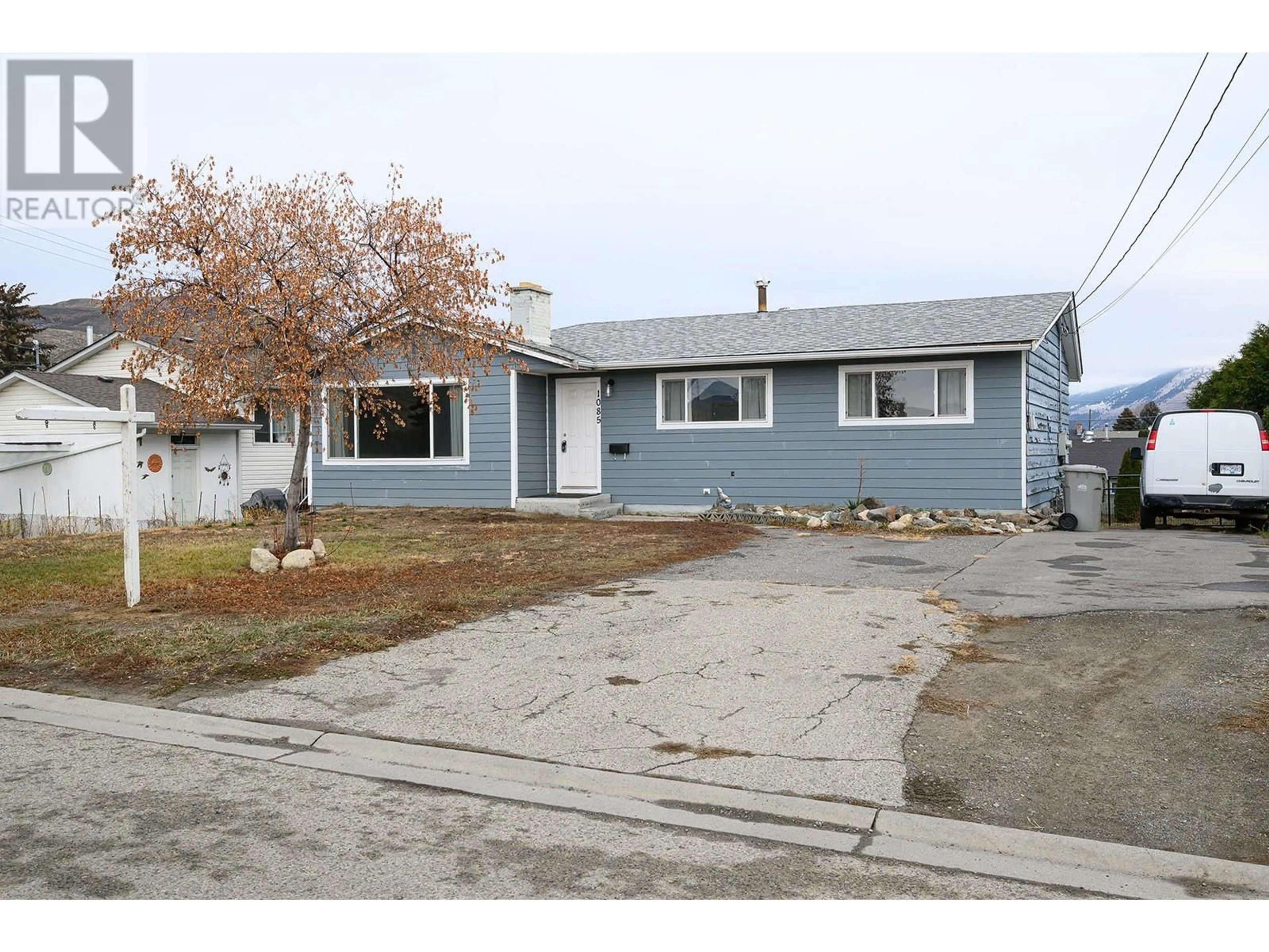 Home with vinyl exterior material, street for 1085 Southill Street, Kamloops British Columbia V2B5M4