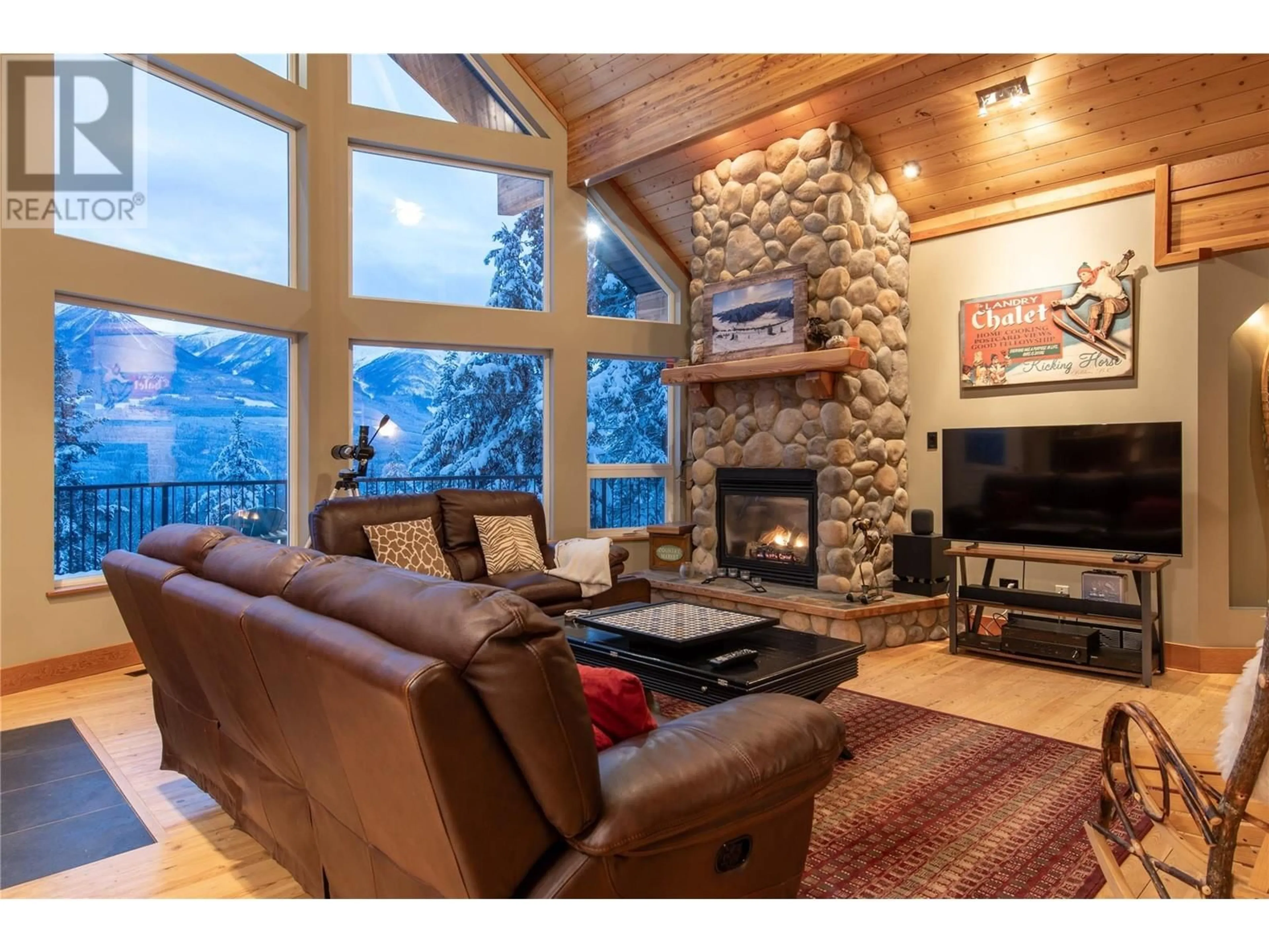 Living room with furniture, wood/laminate floor for 1850 Campbell Road, Golden British Columbia V0A1H2