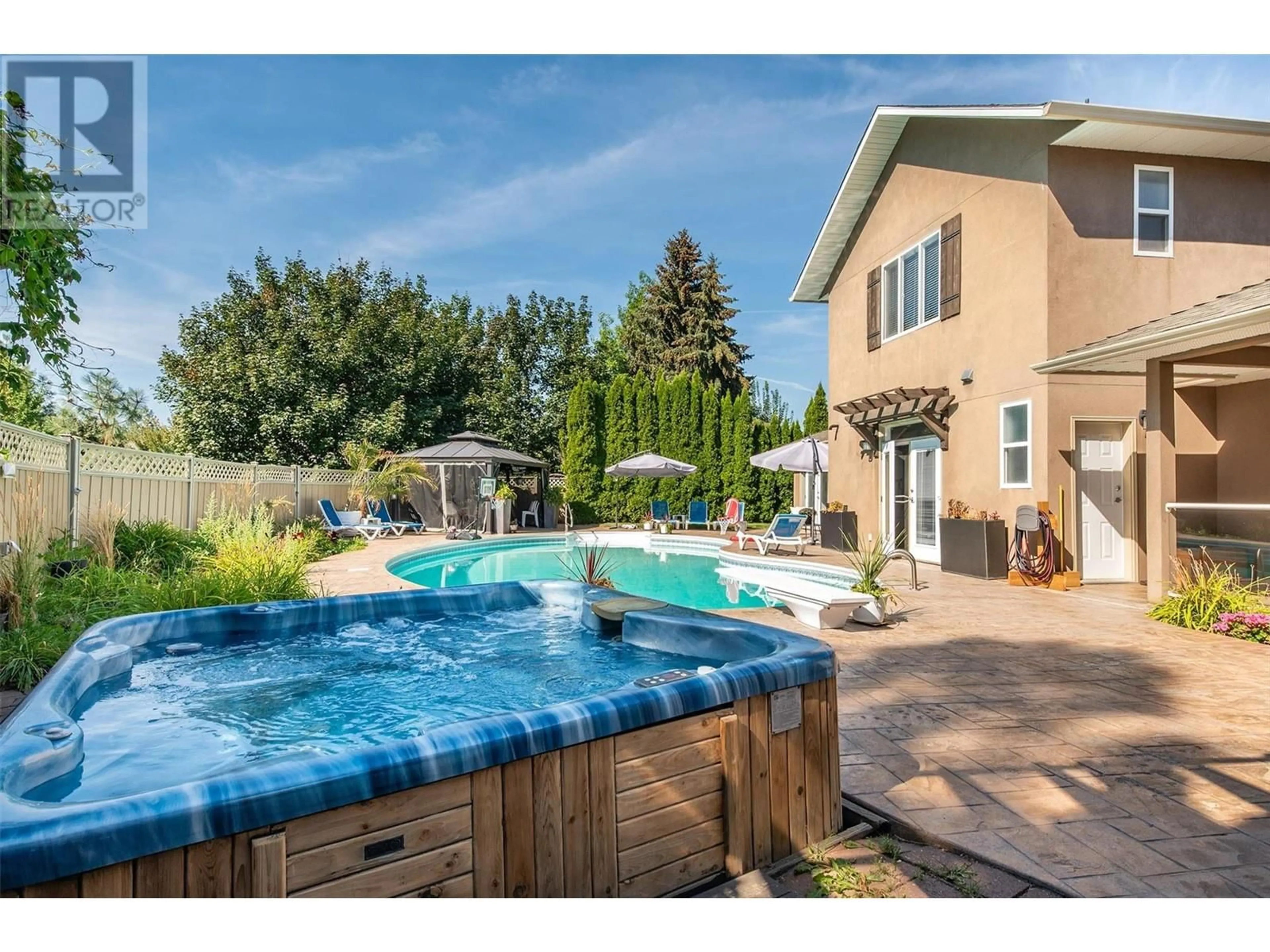 Pool for 465 Okaview Road, Kelowna British Columbia V1W4L3