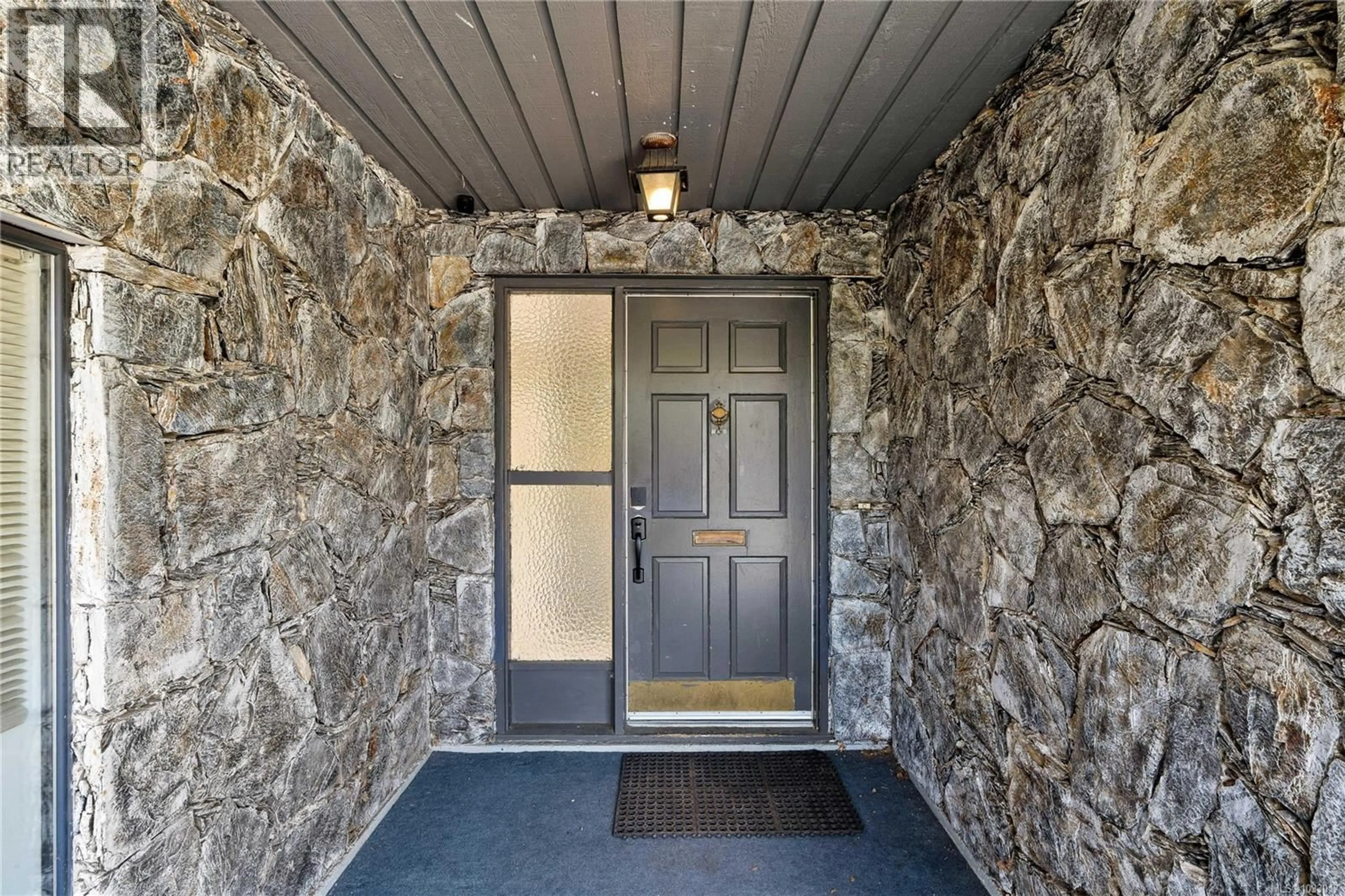 Indoor entryway for 4188 KINCAID STREET, Saanich British Columbia V8X4N8