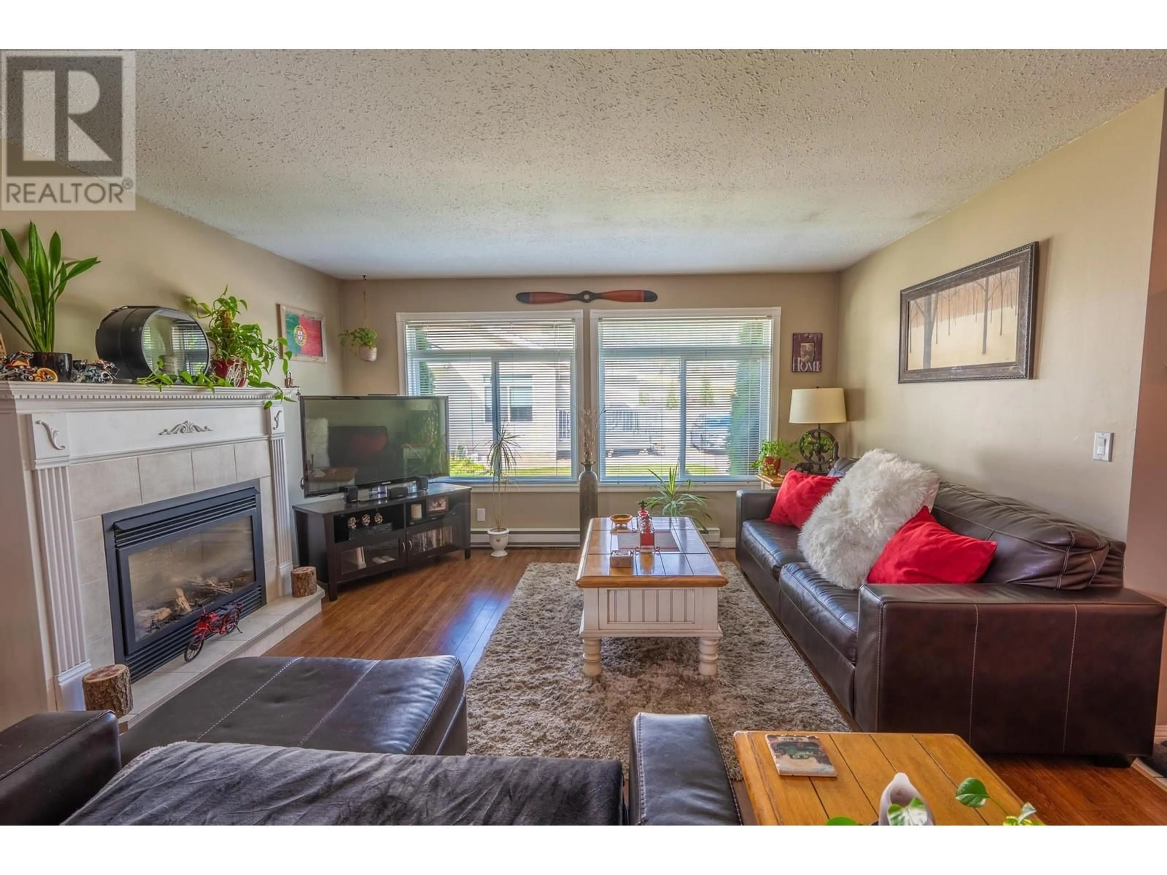 Living room with furniture, wood/laminate floor for 1120 8TH  S Street, Golden British Columbia V0A1H0