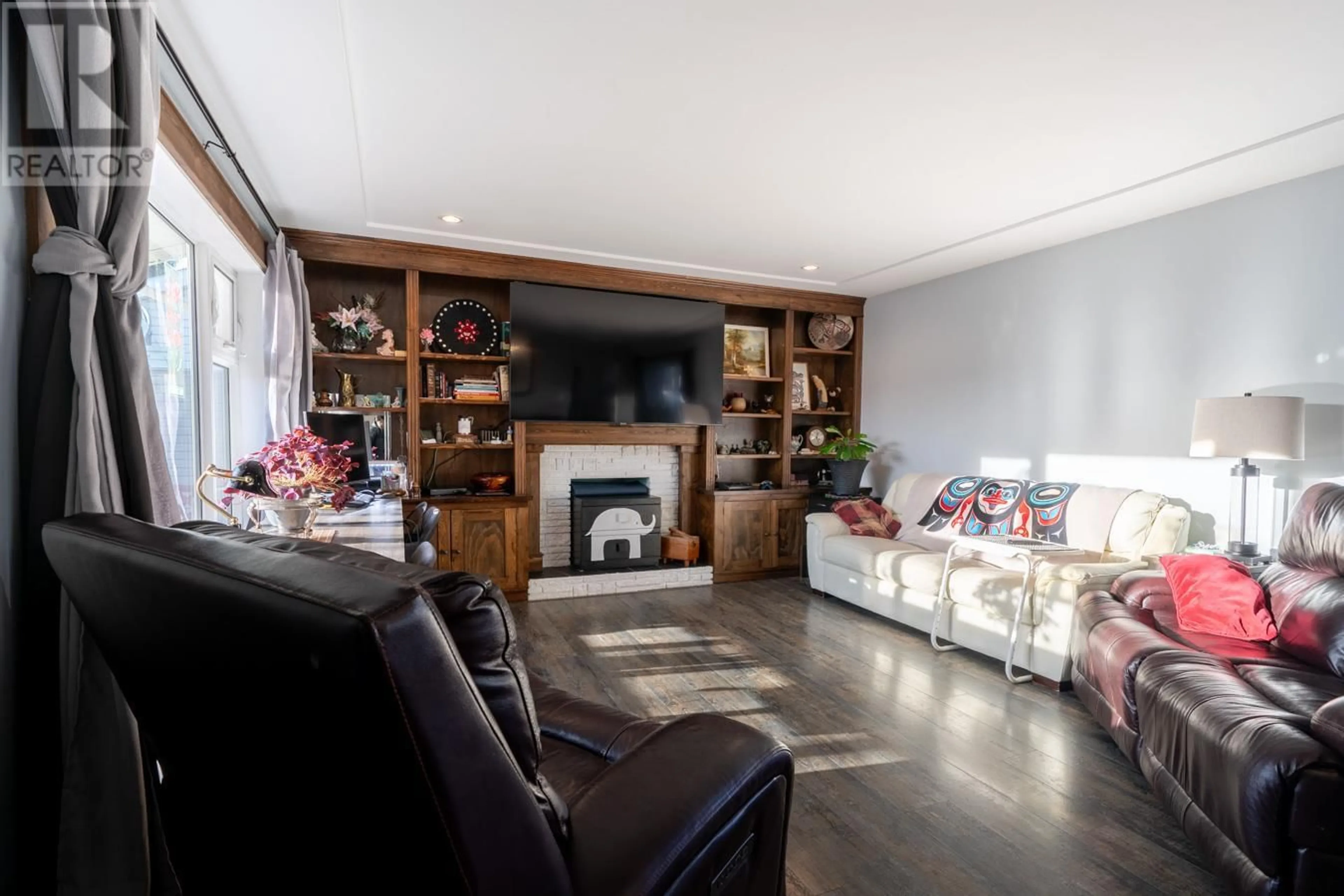 Living room with furniture, wood/laminate floor for 2199 MAMETTE AVENUE, Merritt British Columbia V1K1R6