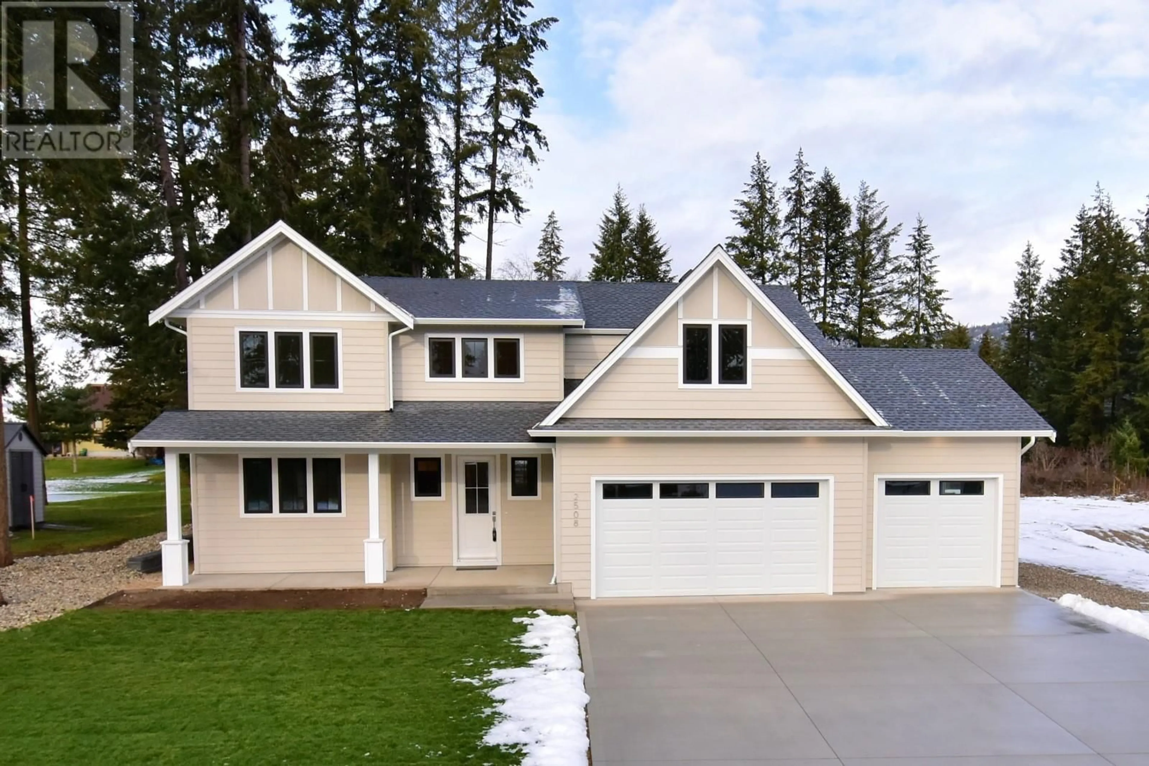 Home with vinyl exterior material, street for 2508 Golf View Crescent, Blind Bay British Columbia V0E1H2