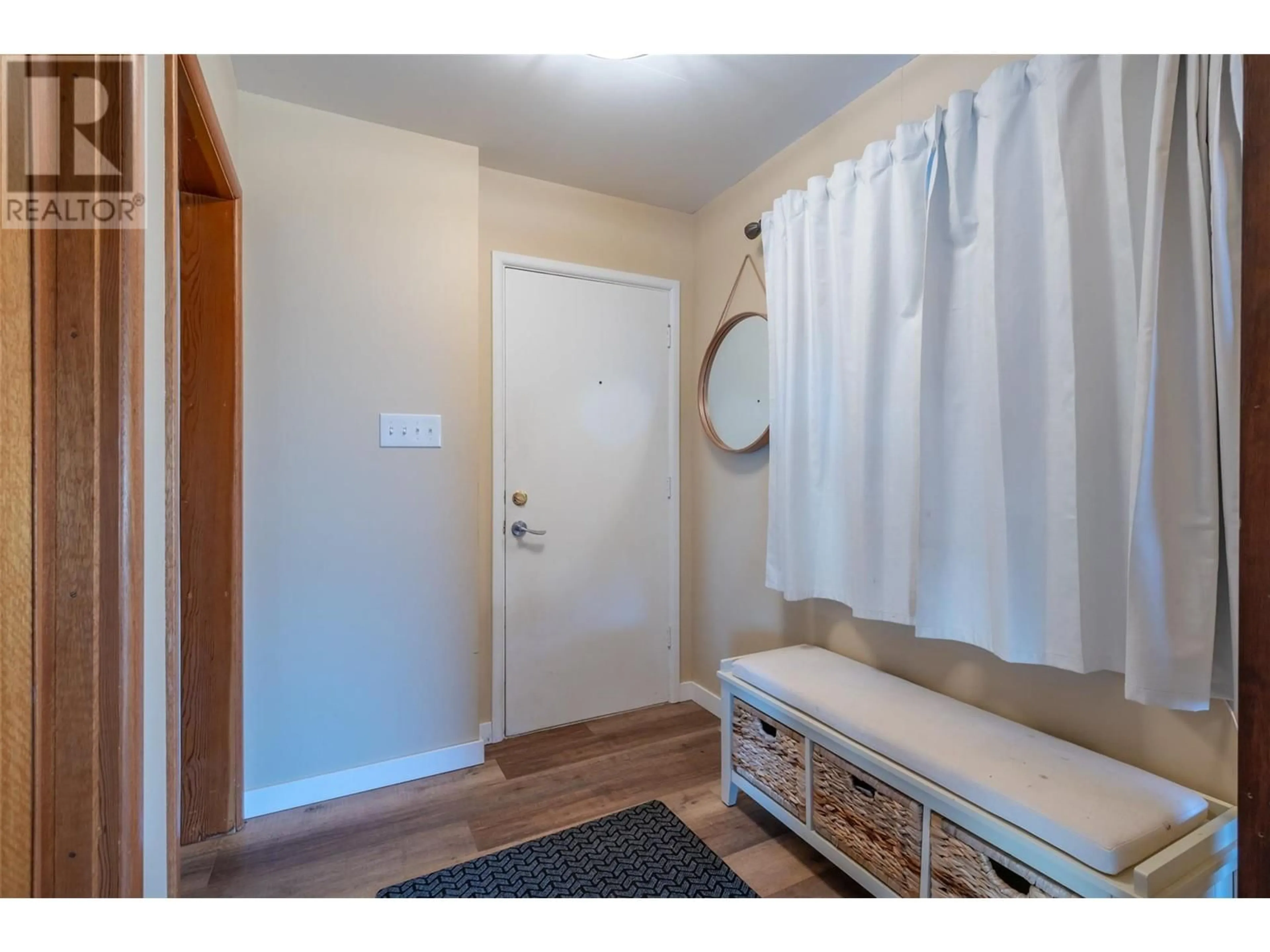 Indoor entryway for 117 HYSLOP DRIVE, Penticton British Columbia V2A9A1
