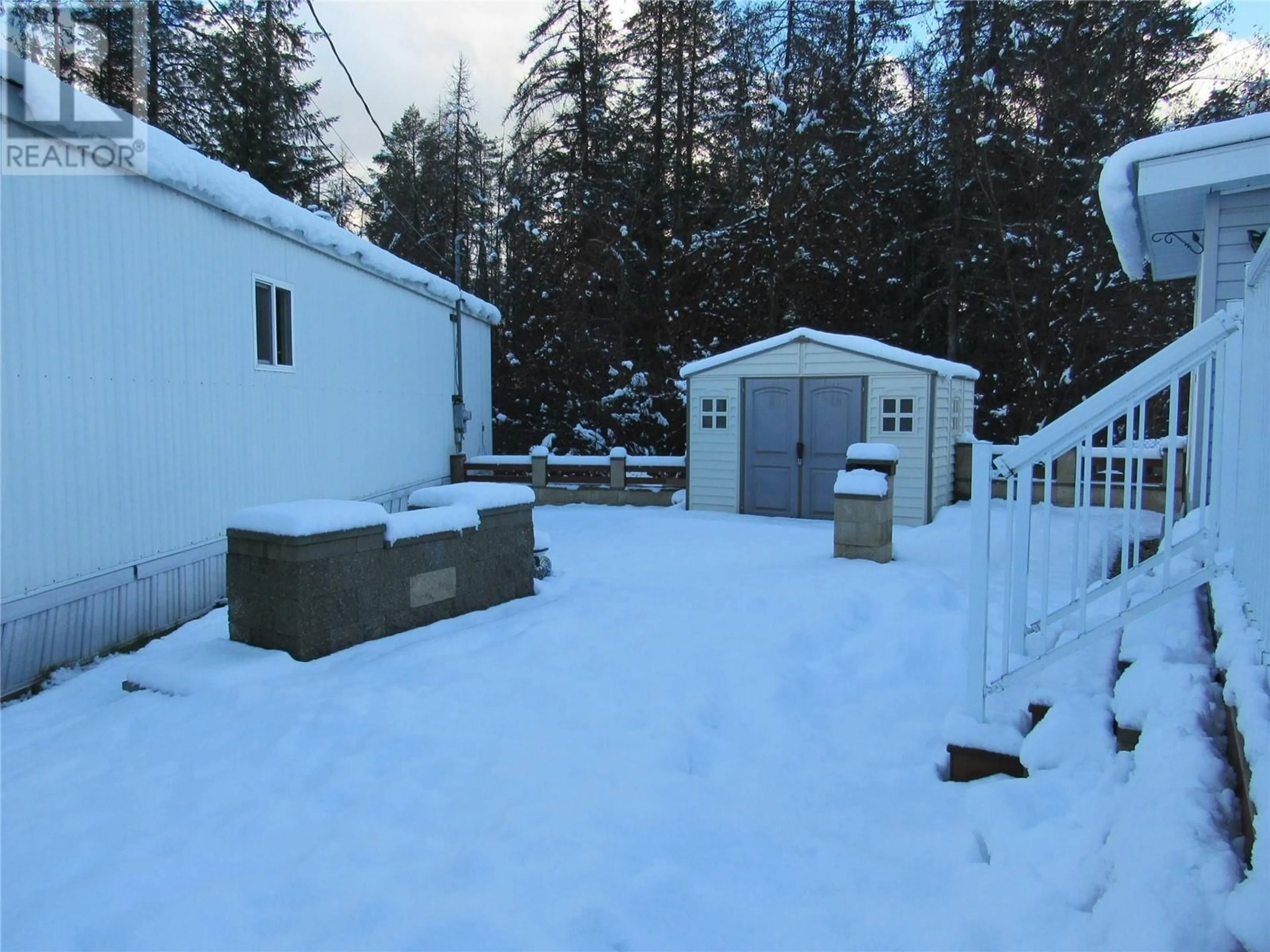 A pic from outside/outdoor area/front of a property/back of a property/a pic from drone, street for 1601 COLUMBIA Avenue Unit# 17, Castlegar British Columbia V1N1J1