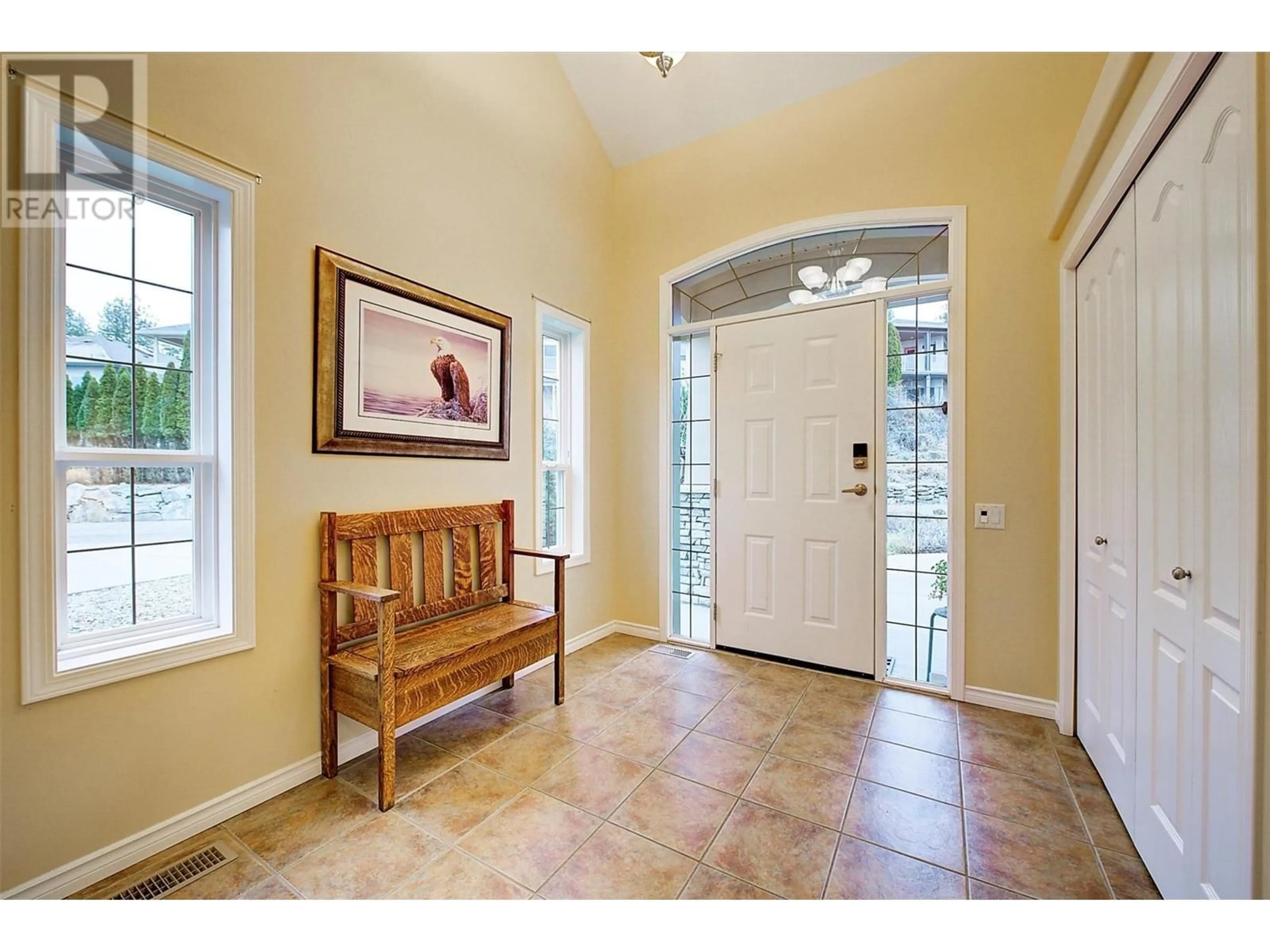 Indoor entryway for 620 Arrowleaf Lane, Kelowna British Columbia V1W4Y5