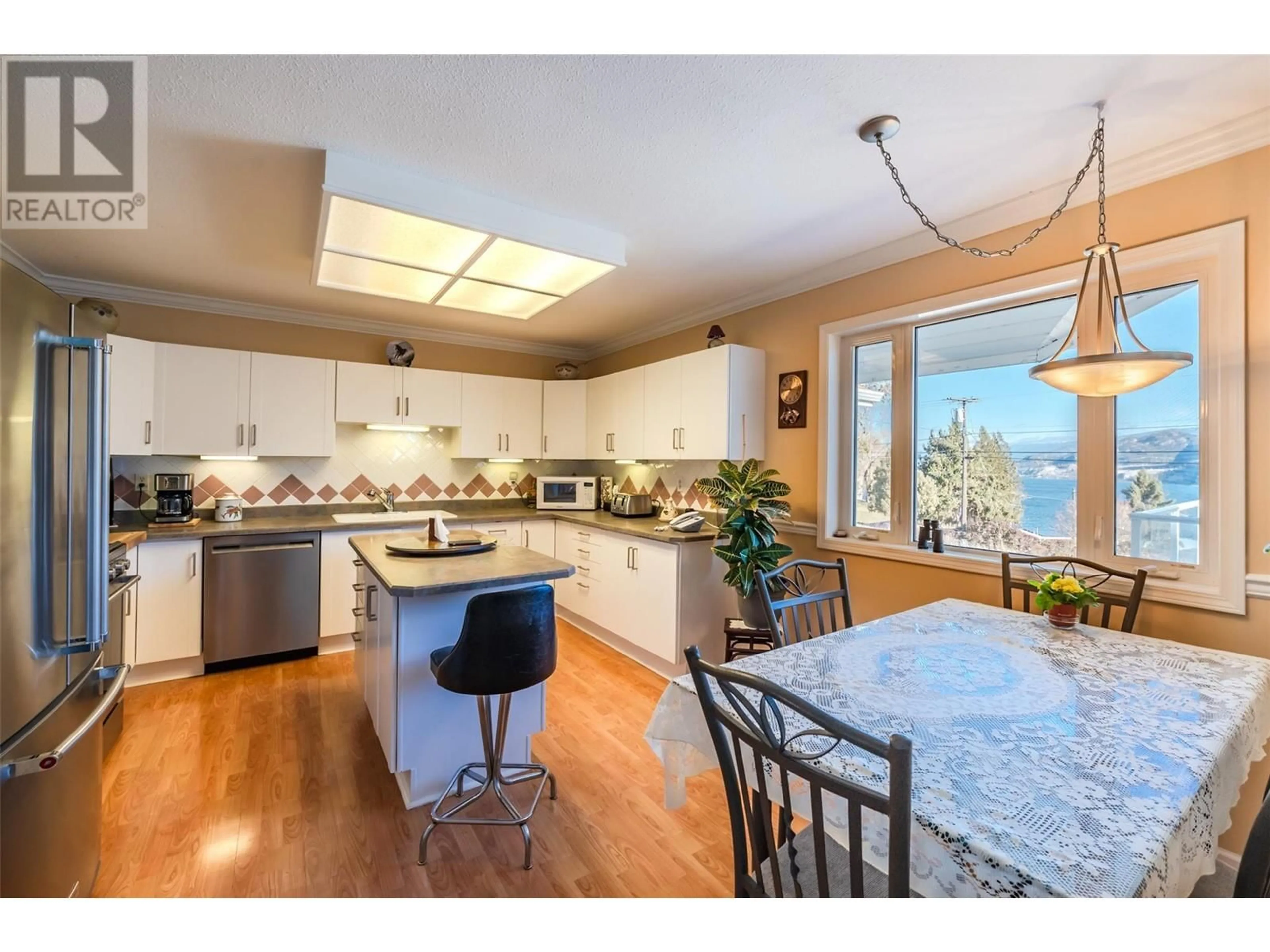 Open concept kitchen, unknown for 149 Pineview Drive, Kaleden British Columbia V0H1K0