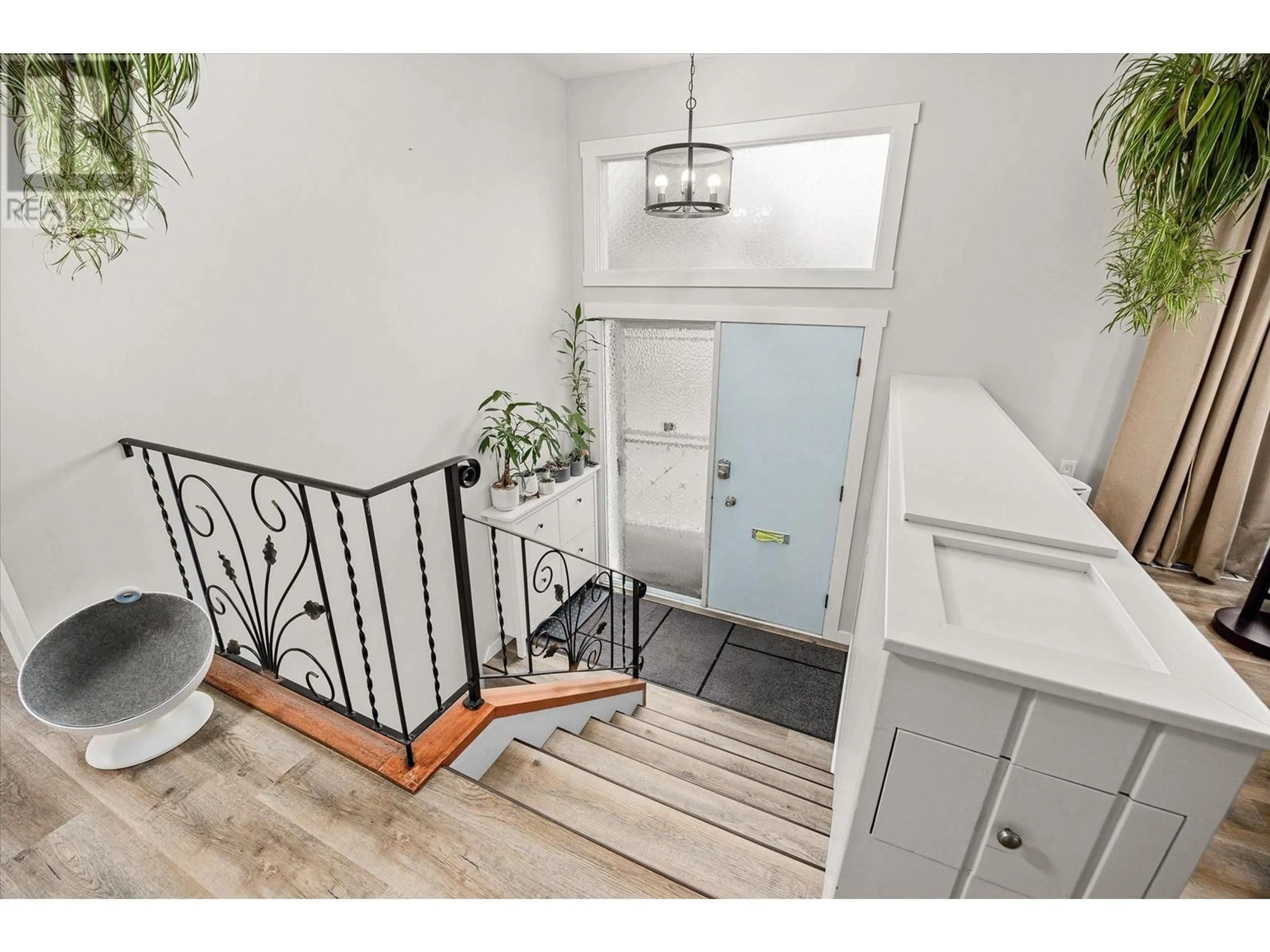 Indoor entryway for 450 MCDONALD ROAD, Kelowna British Columbia V1X3H2