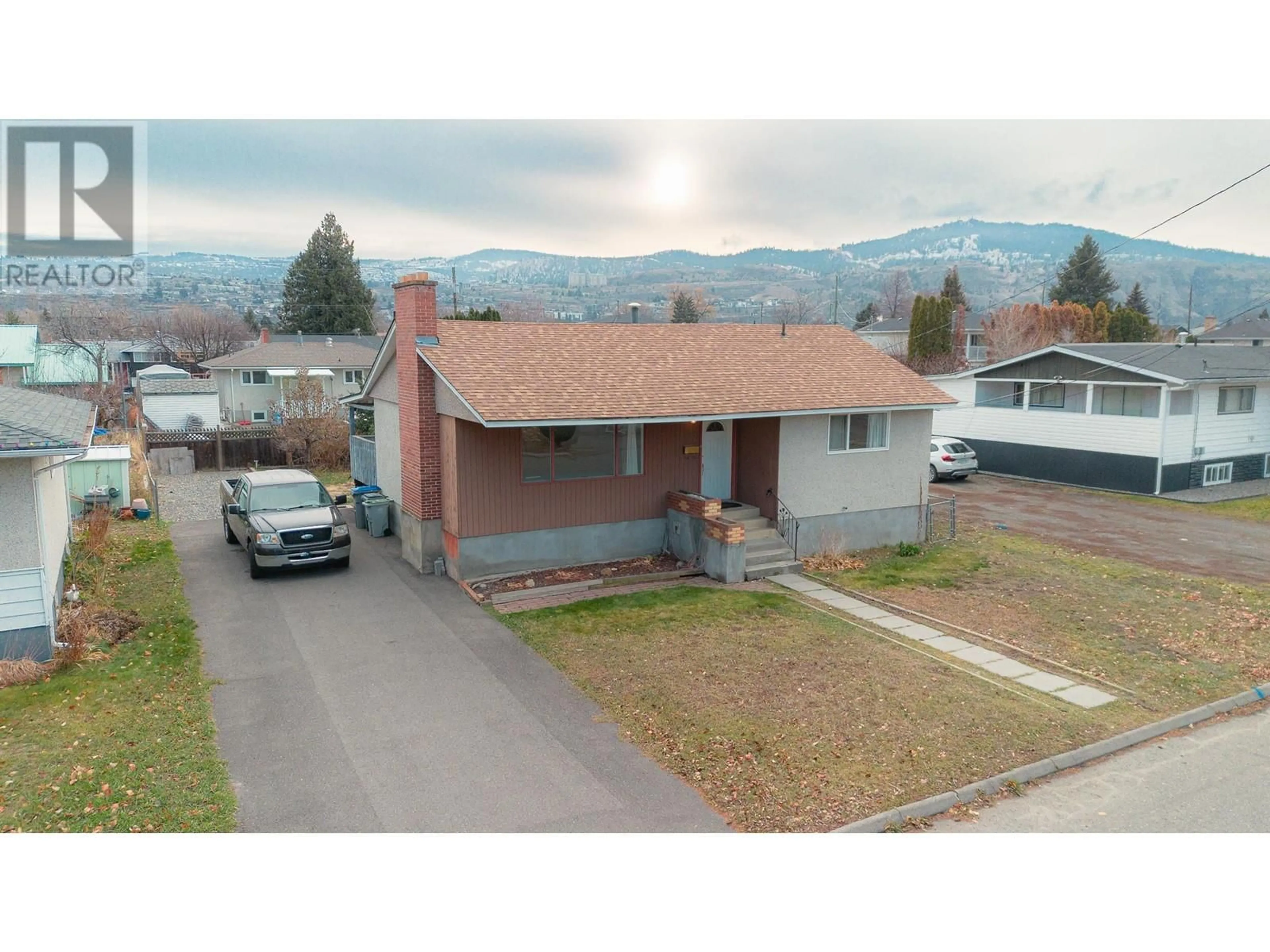 A pic from outside/outdoor area/front of a property/back of a property/a pic from drone, street for 332 Oak Road, Kamloops British Columbia V2B1K8