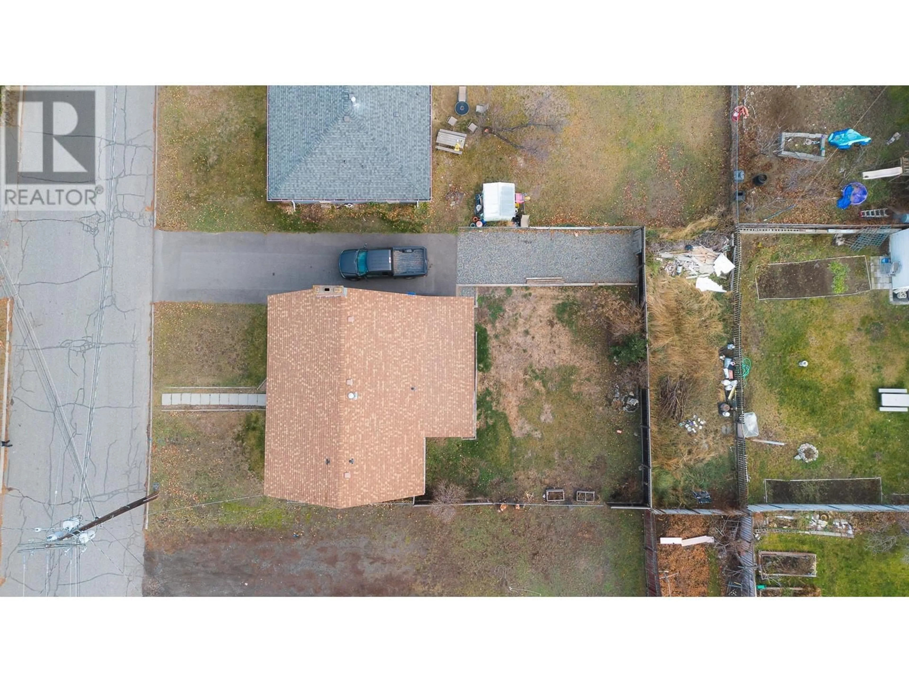 A pic from outside/outdoor area/front of a property/back of a property/a pic from drone, street for 332 Oak Road, Kamloops British Columbia V2B1K8