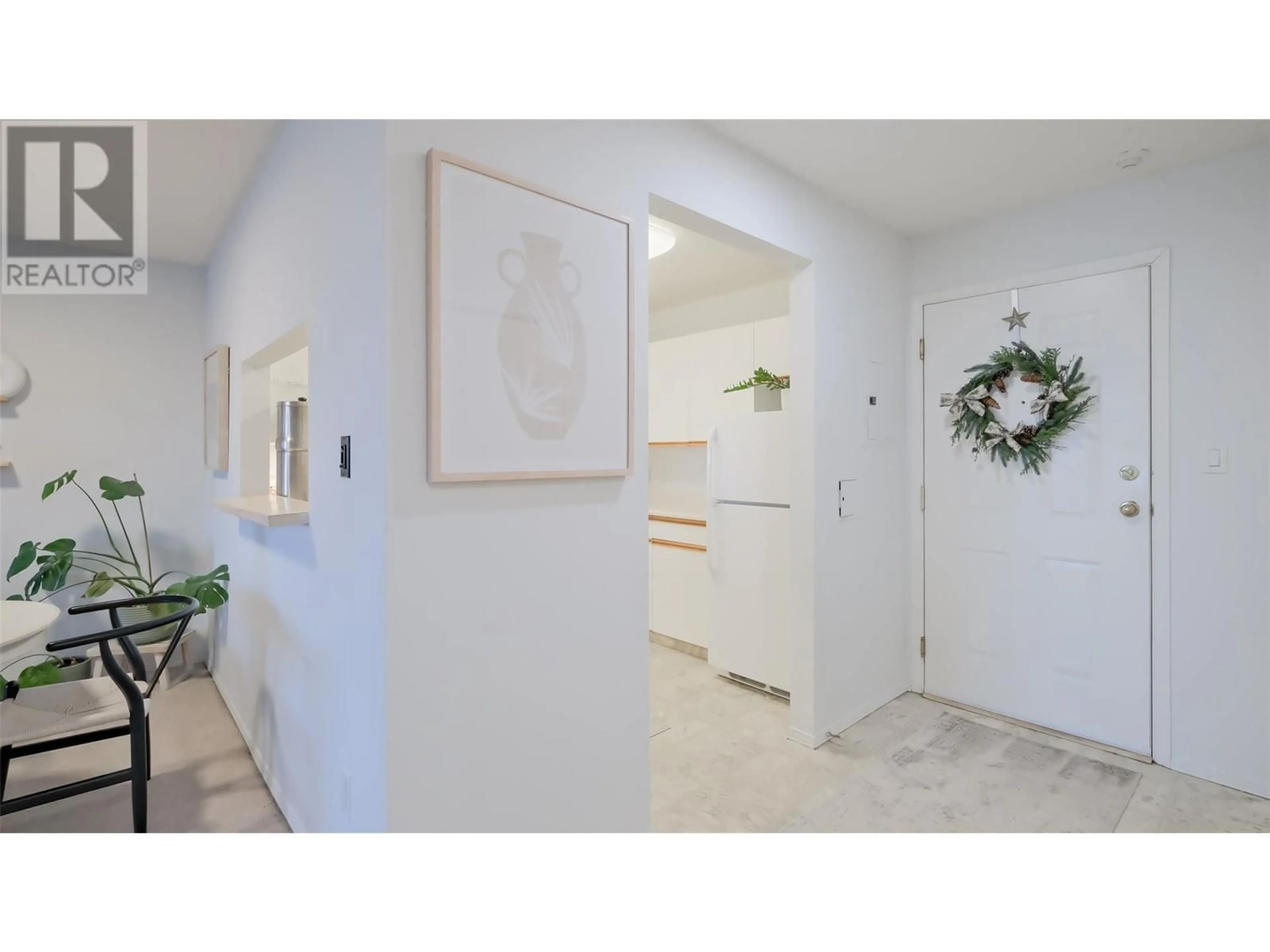 Indoor entryway for 400 Sutton Crescent Unit# 215, Kelowna British Columbia V1V1Y3