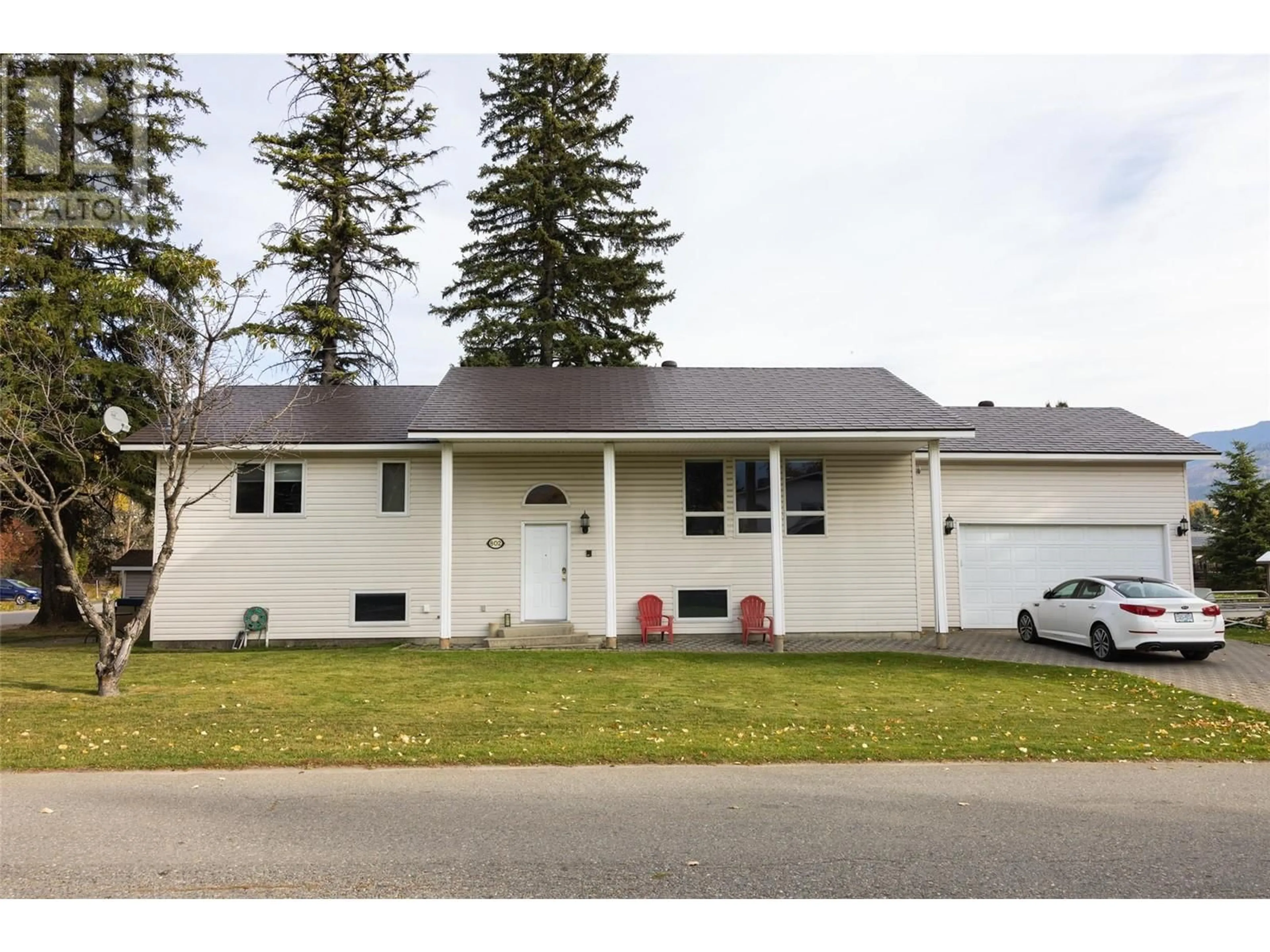 Home with vinyl exterior material, street for 802 11th Avenue, Fernie British Columbia V0B1M0