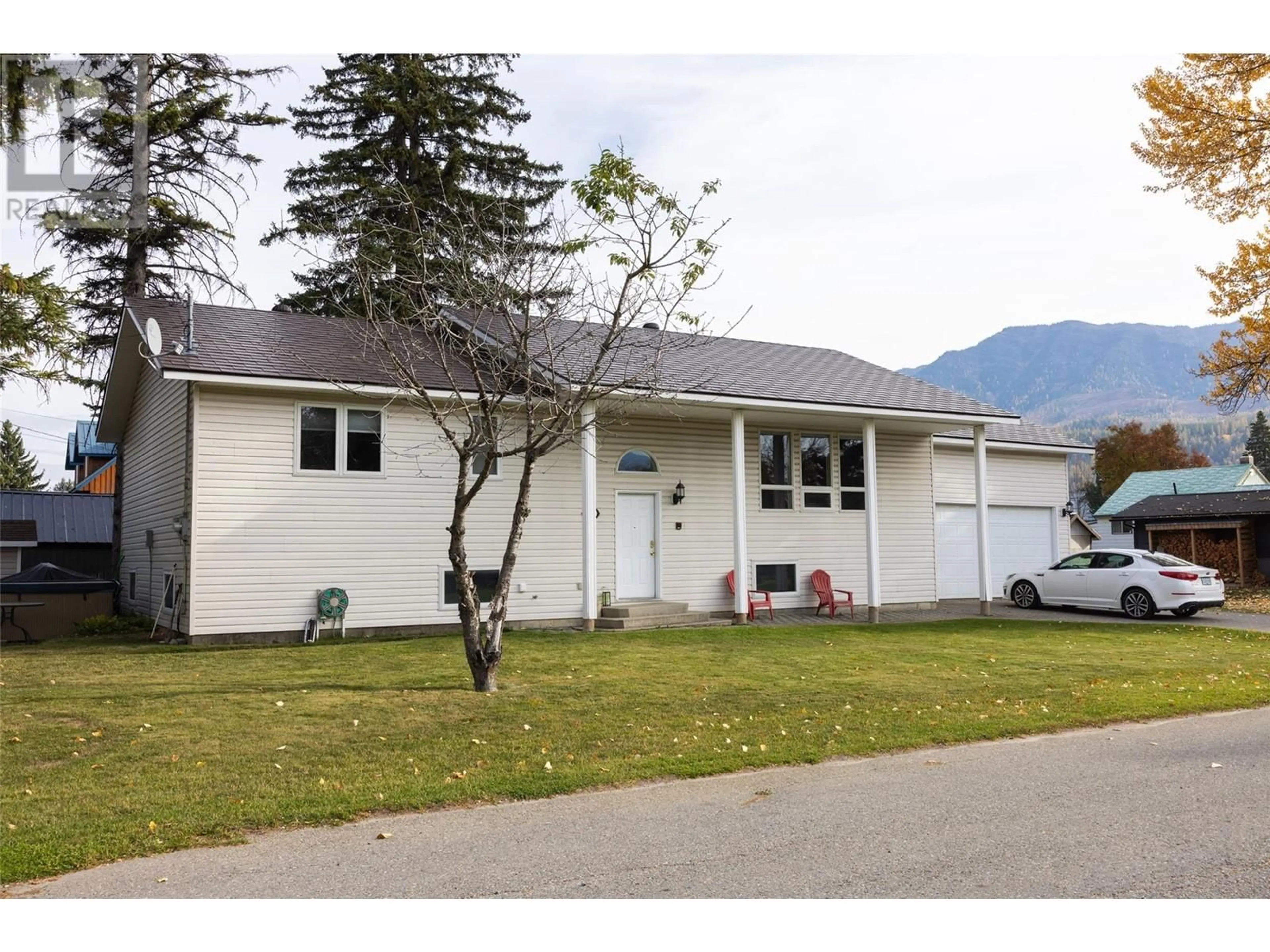 Home with vinyl exterior material, mountain view for 802 11th Avenue, Fernie British Columbia V0B1M0