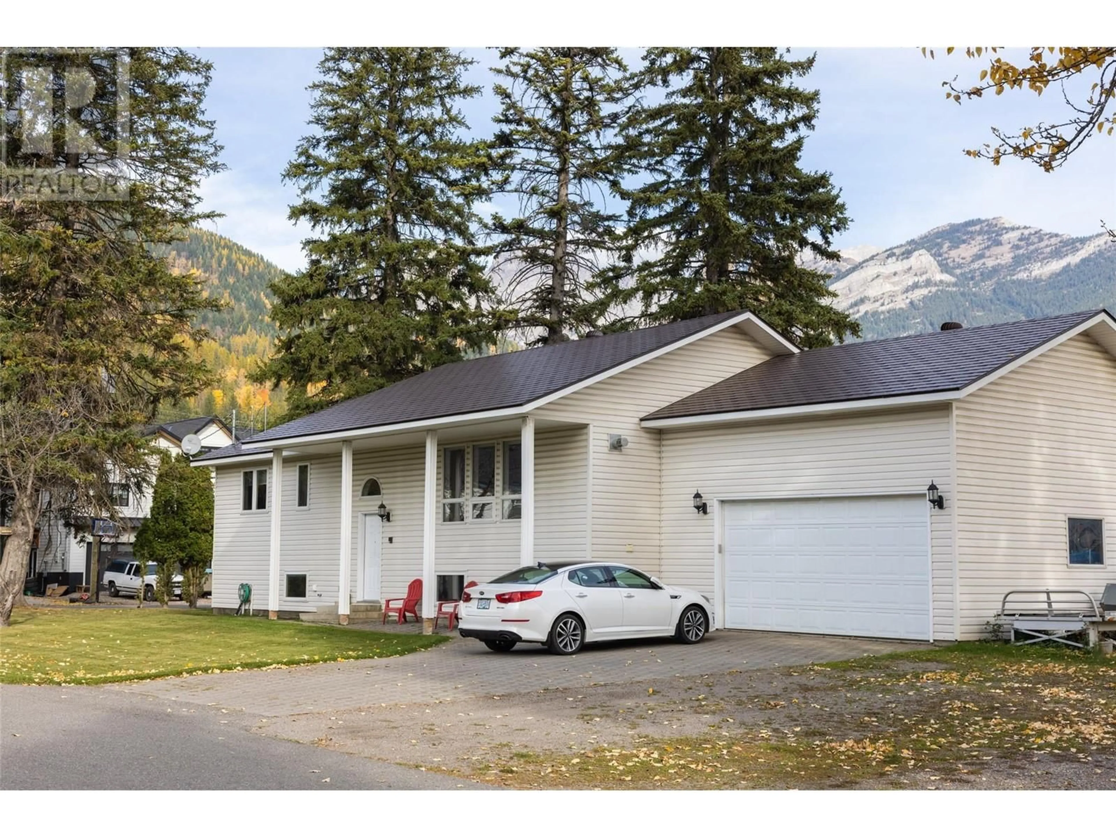 Home with vinyl exterior material, mountain view for 802 11th Avenue, Fernie British Columbia V0B1M0