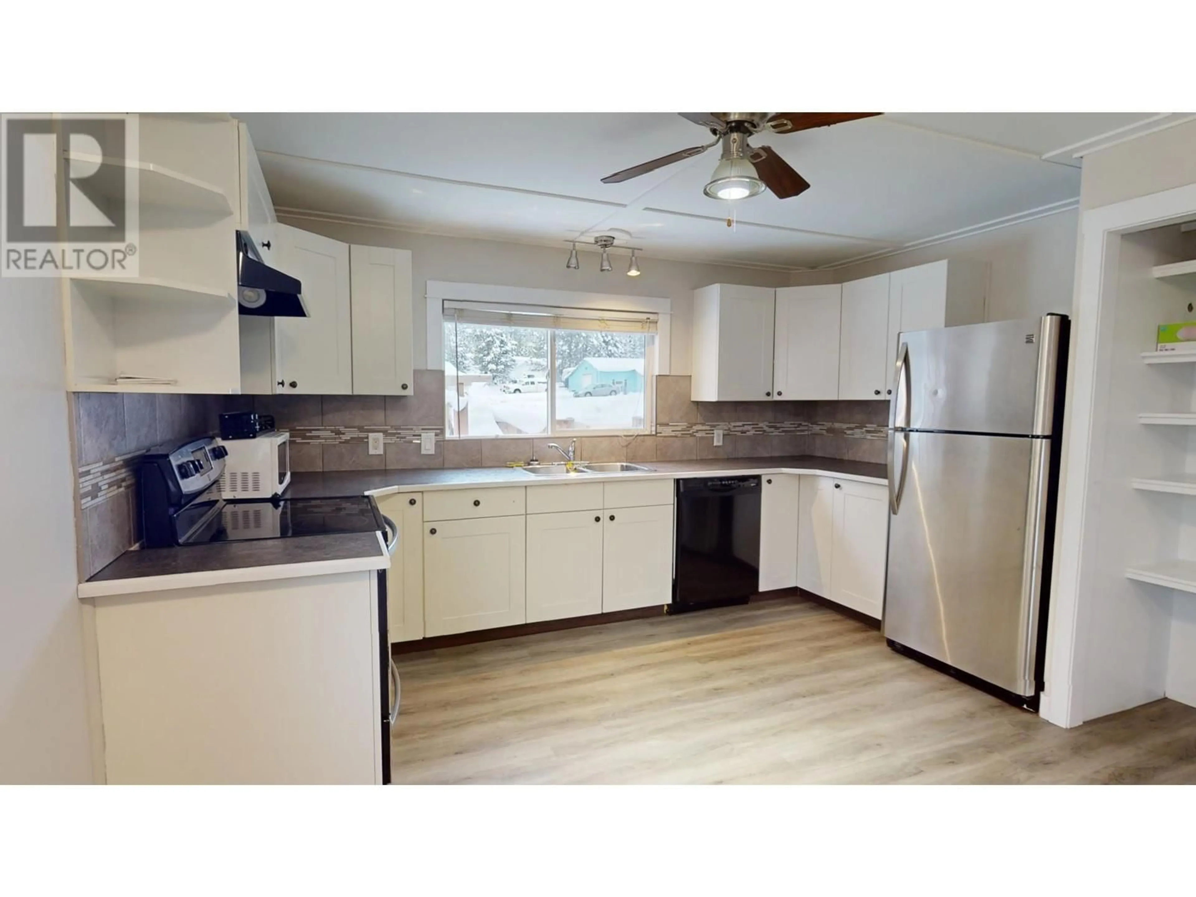 Standard kitchen, unknown for 47 Dawson Crescent, Elkford British Columbia V0B1H0