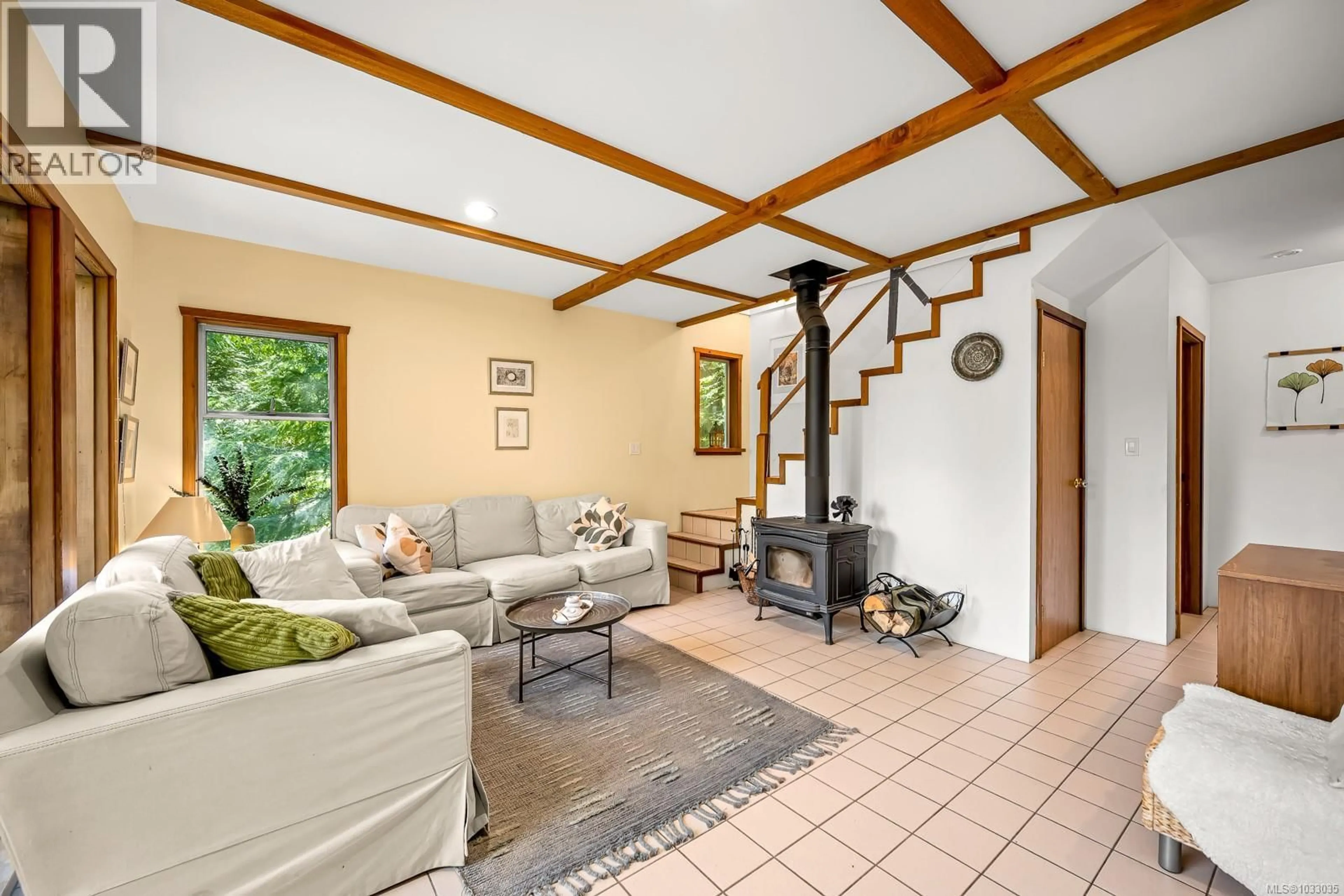 Living room with furniture, unknown for 833 AUSTIN DRIVE, Cortes Island British Columbia V0P1K0