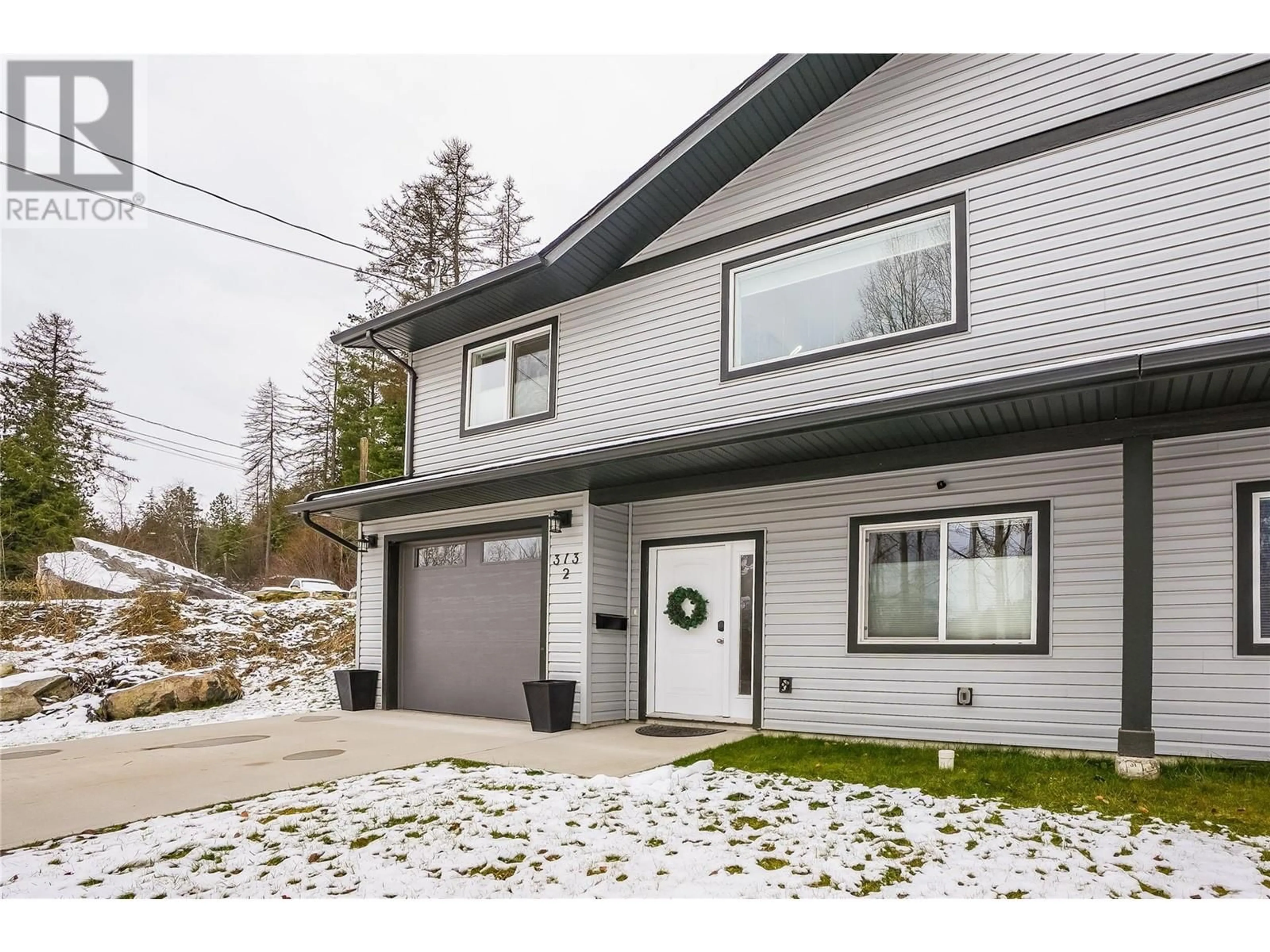 Home with vinyl exterior material, street for #2-313 Lakeview Street, Castlegar British Columbia V1N3Y1