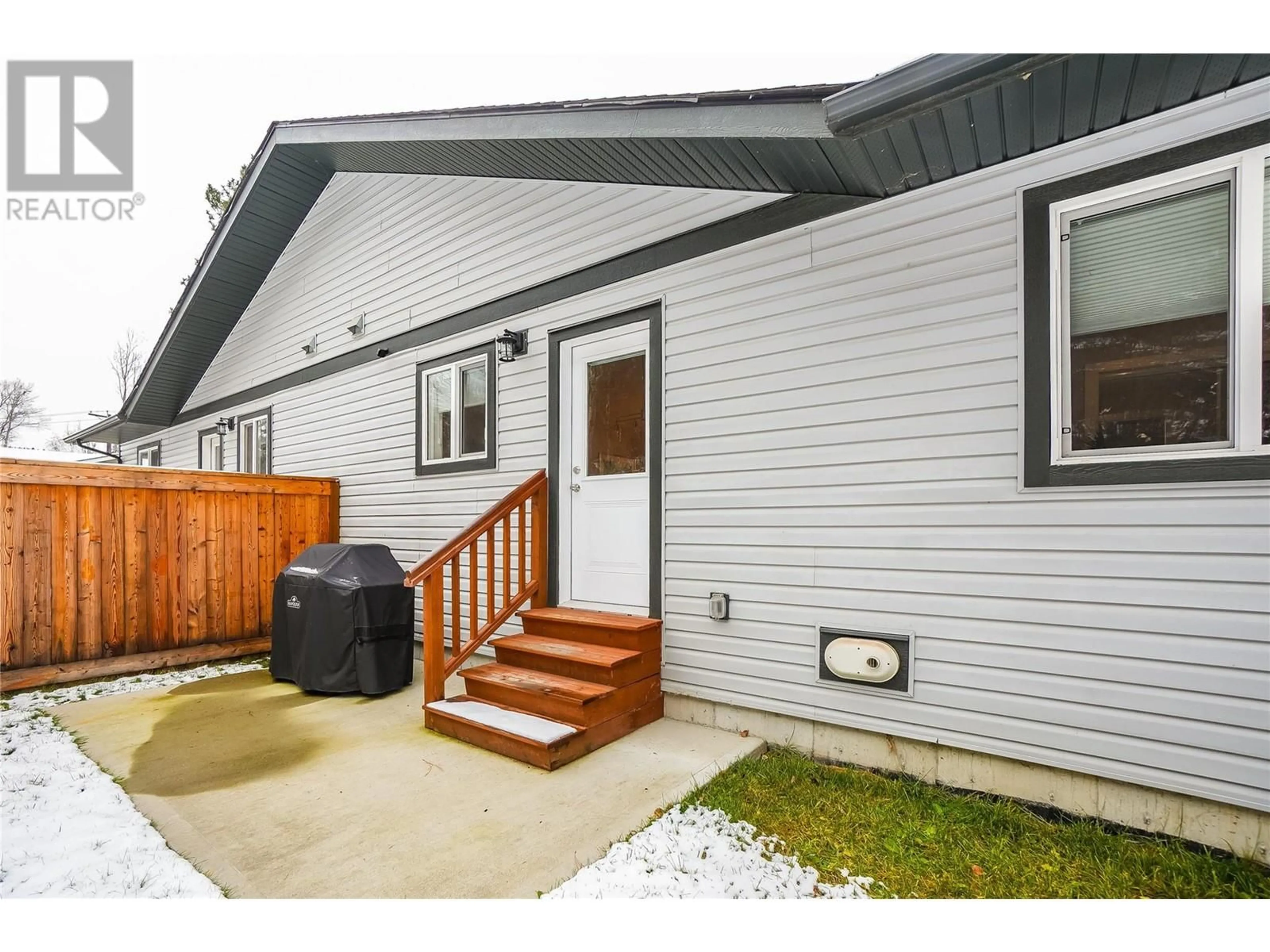 Home with vinyl exterior material, street for #2-313 Lakeview Street, Castlegar British Columbia V1N3Y1