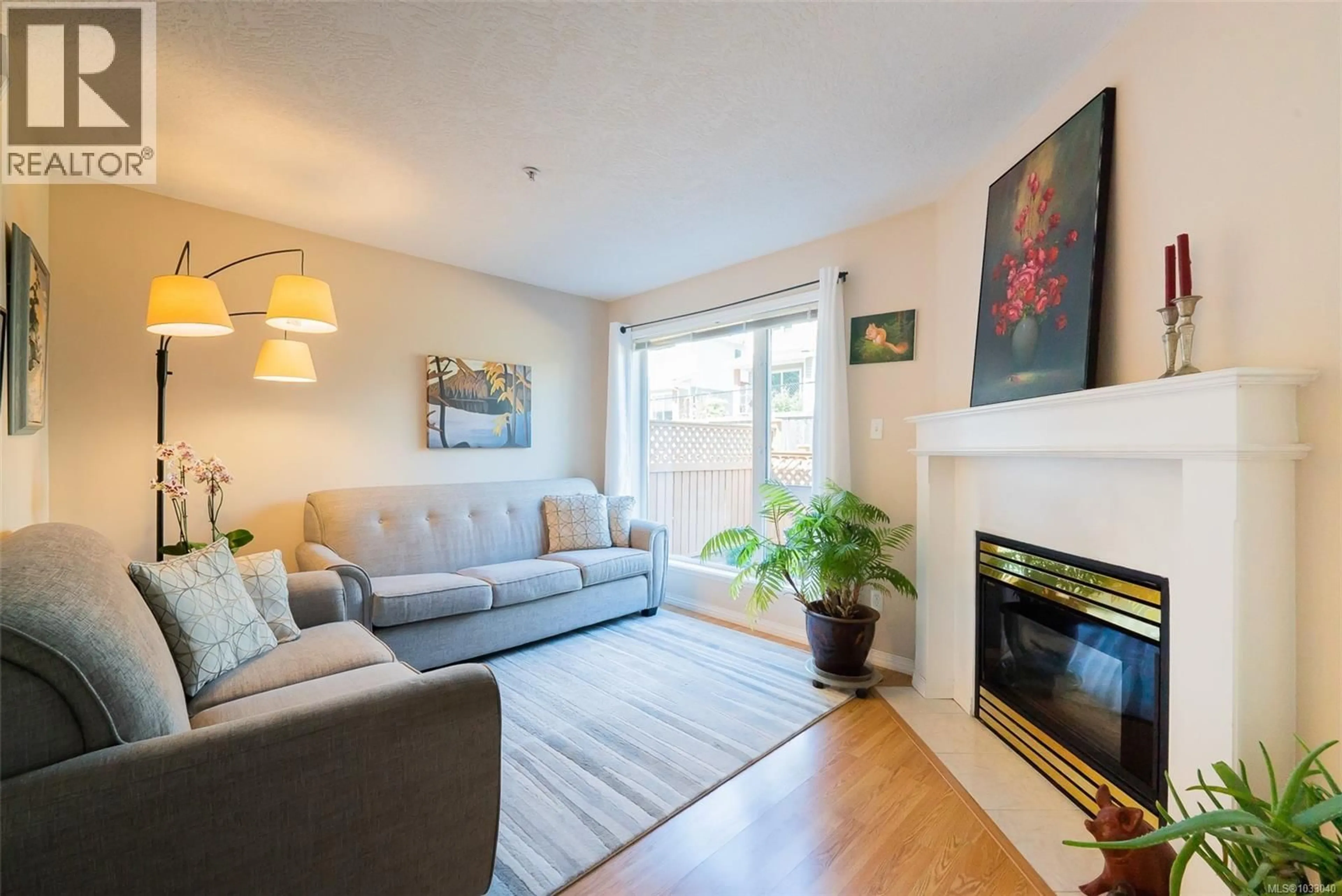 Living room with furniture, wood/laminate floor for 1658 CREEKSIDE DRIVE, Nanaimo British Columbia V9S5V8