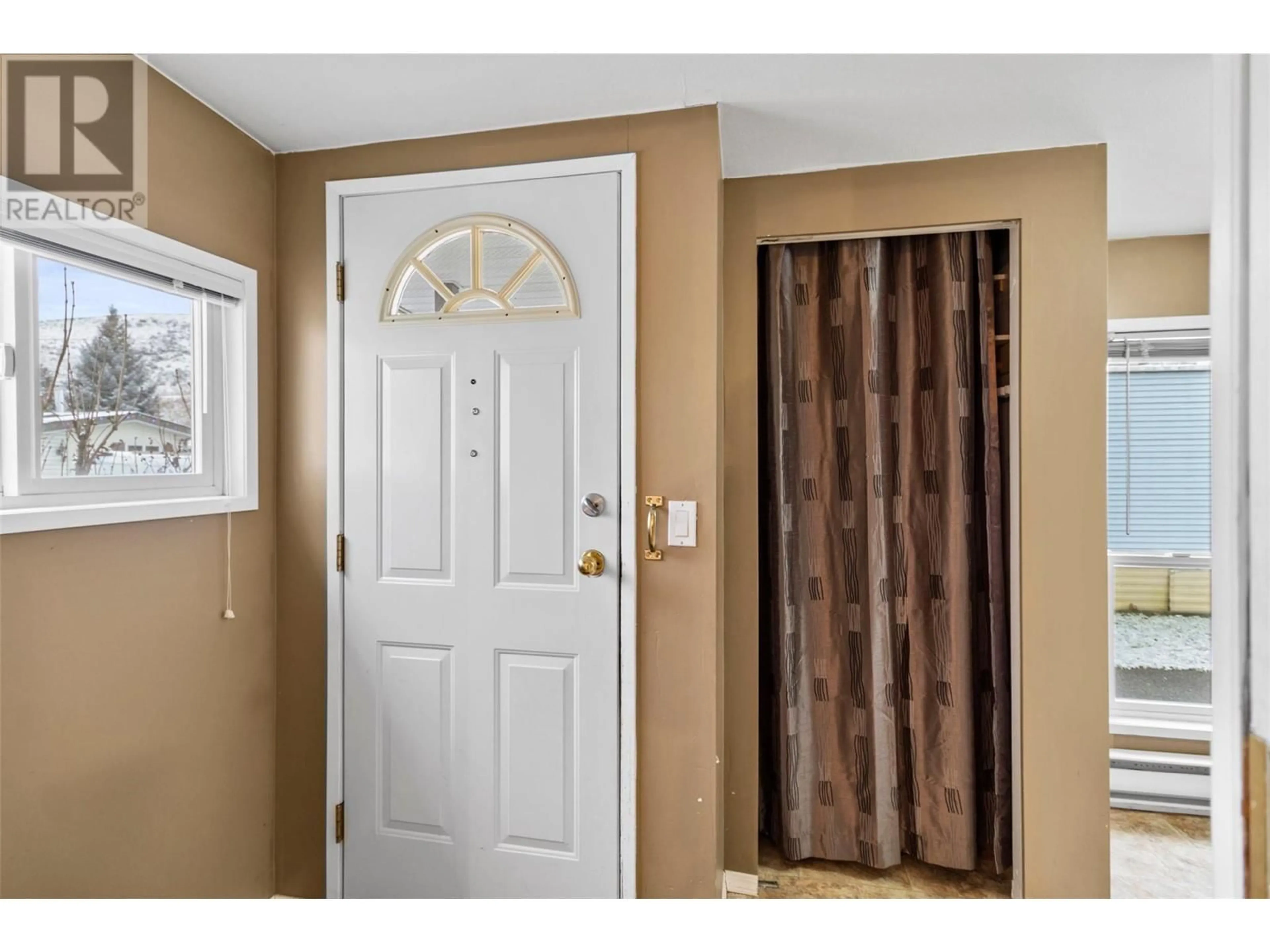 Indoor entryway for 2400 Oakdale Way Unit# 162, Kamloops British Columbia V2B6W7