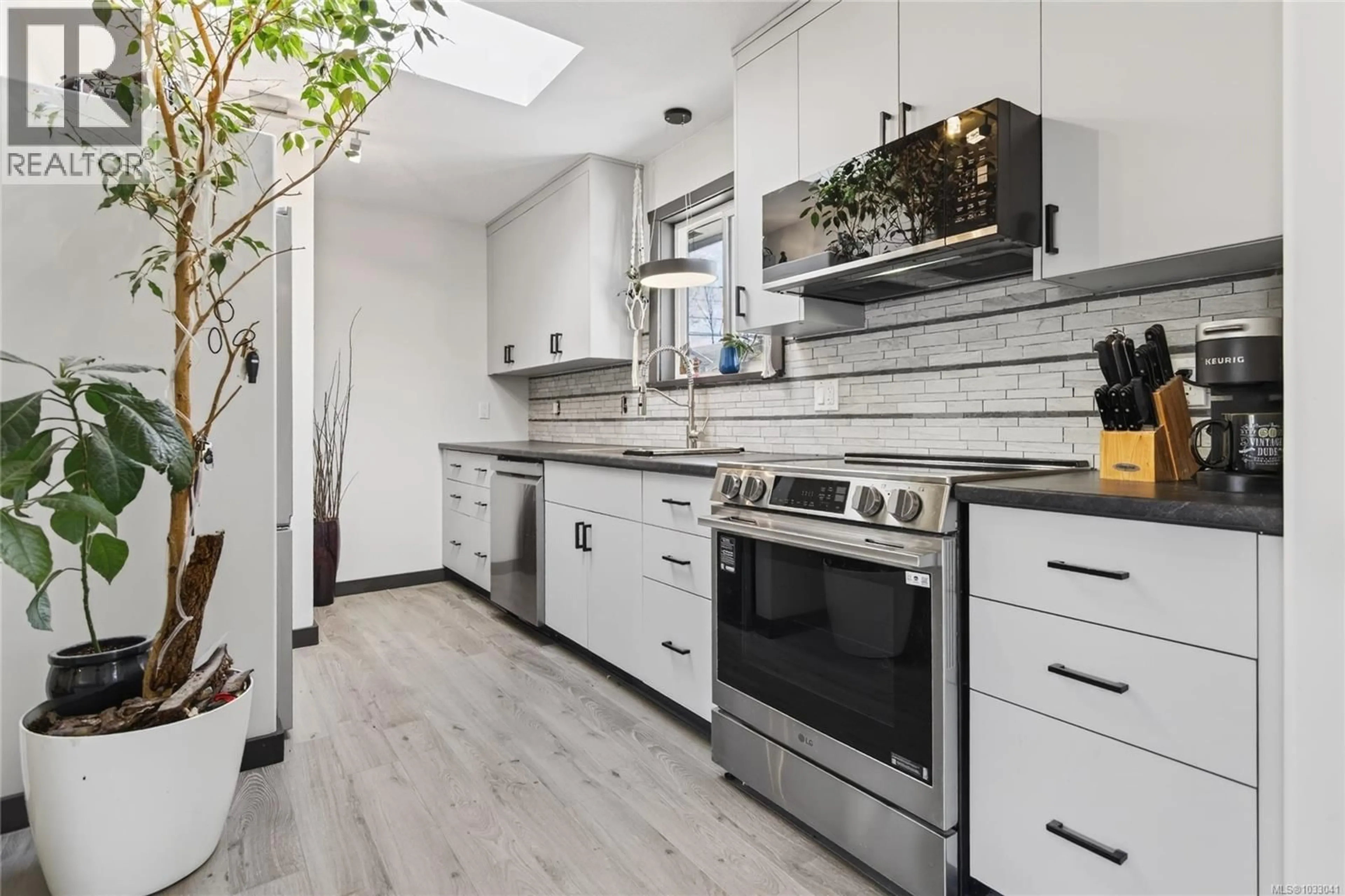 Open concept kitchen, ceramic/tile floor for 97 MITCHELL ROAD, Courtenay British Columbia V9N6H1