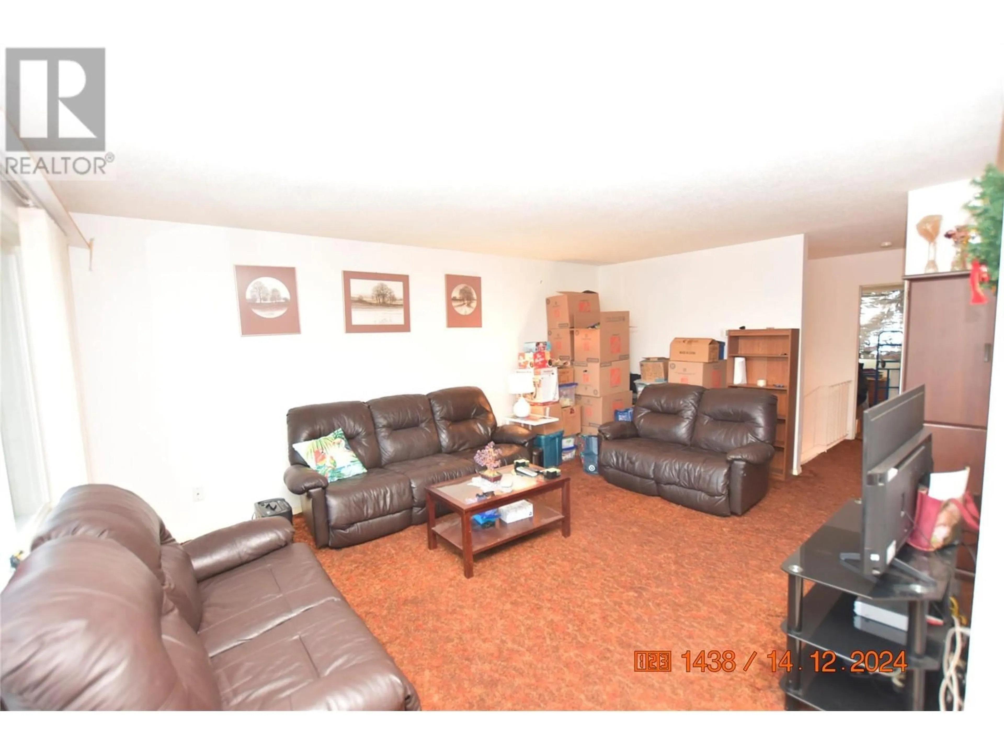 Living room with furniture, unknown for 800 Valhalla Drive, Kamloops British Columbia V2B1S8