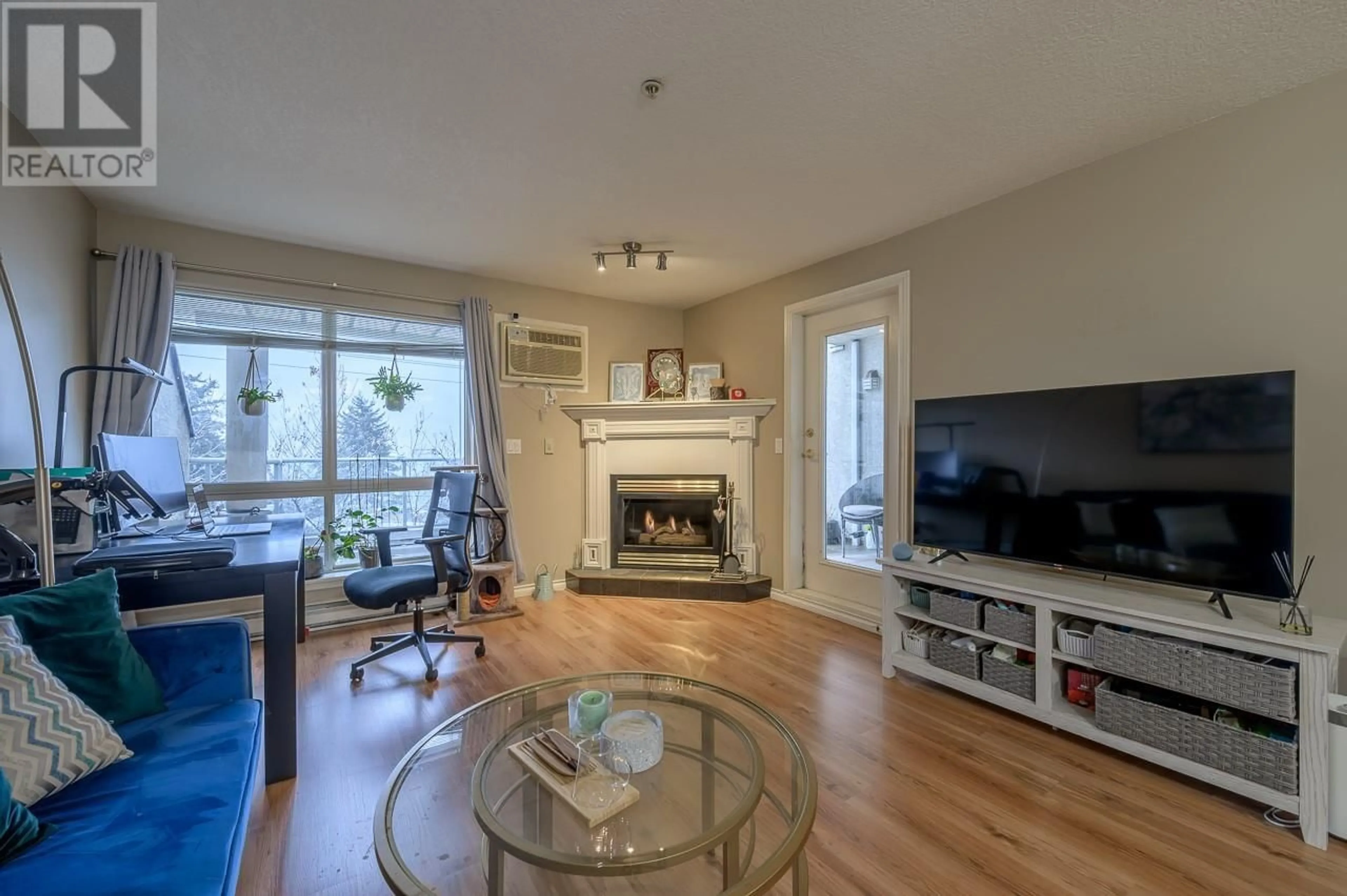 Living room with furniture, wood/laminate floor for 712 SAHALI Terrace Unit# 406, Kamloops British Columbia V2C6T2