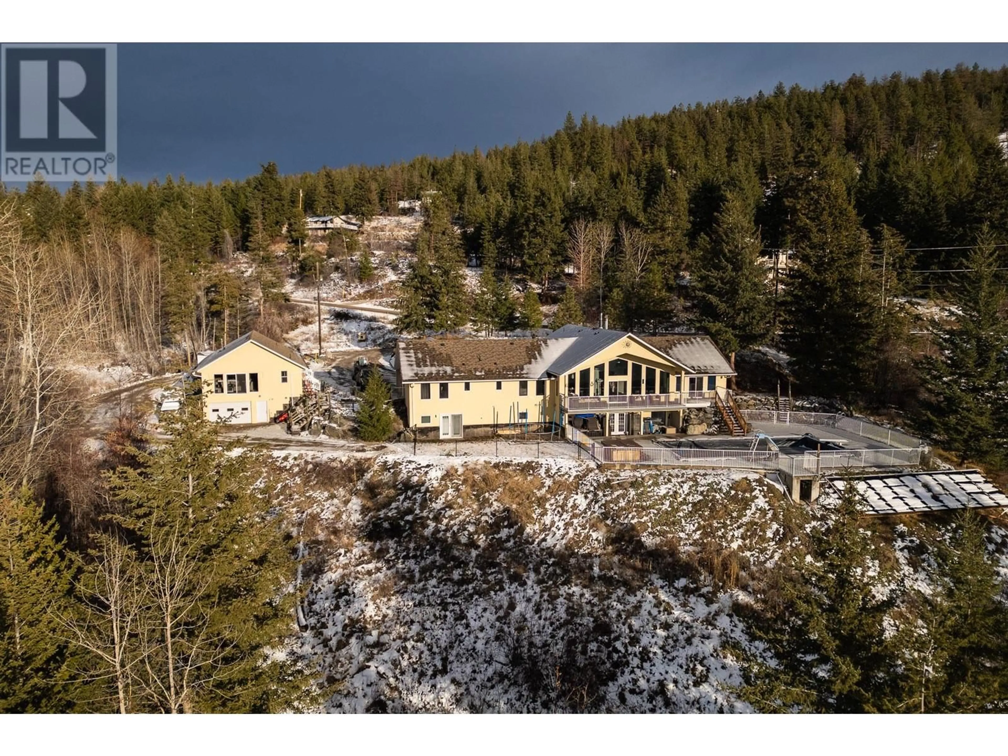 A pic from outside/outdoor area/front of a property/back of a property/a pic from drone, unknown for 6720 LANGLEY COURT, Kelowna British Columbia V1P1A4