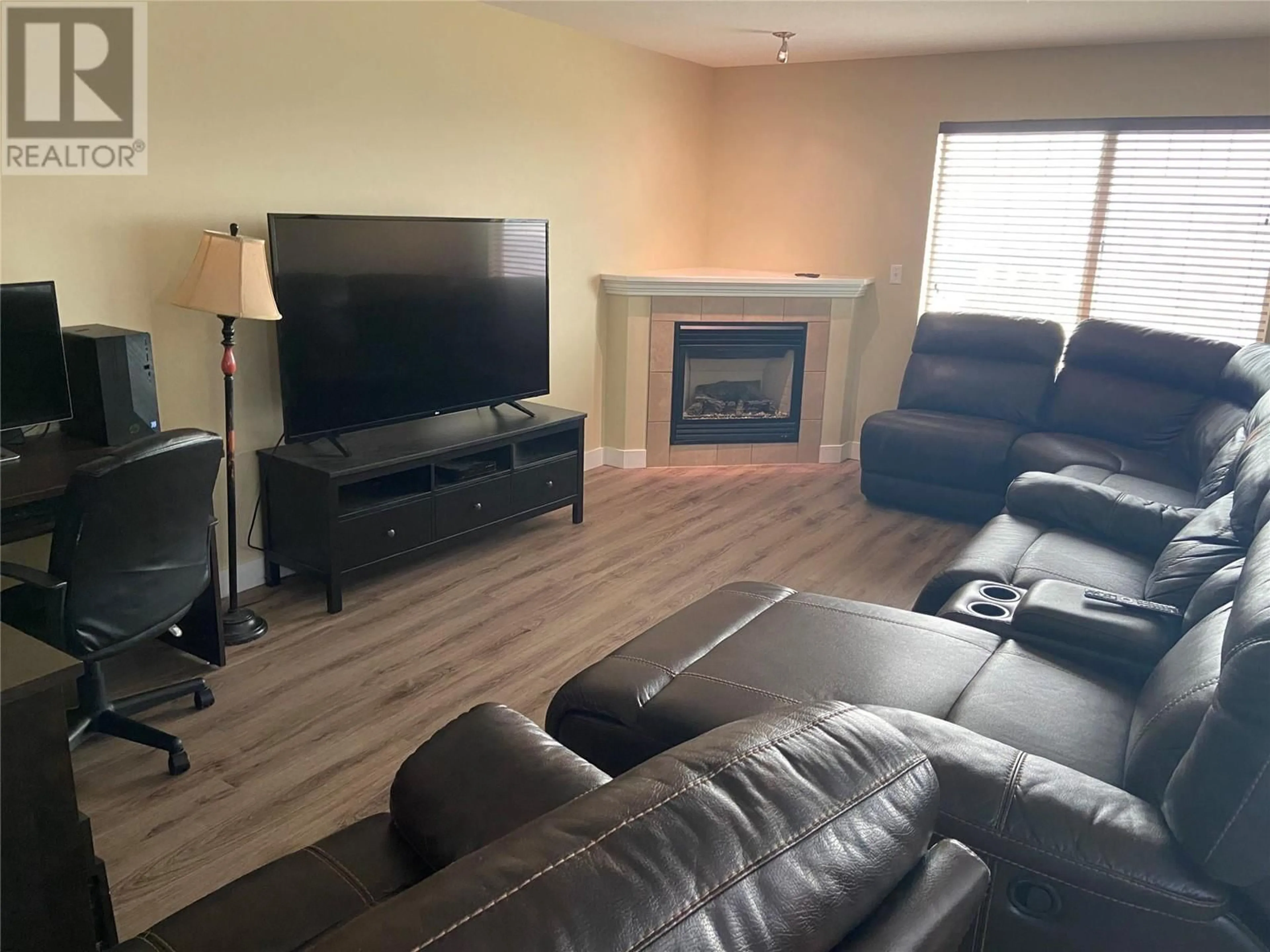 Living room with furniture, wood/laminate floor for 1900 HUGH ALLAN Drive Unit# 45, Kamloops British Columbia V1S1P4