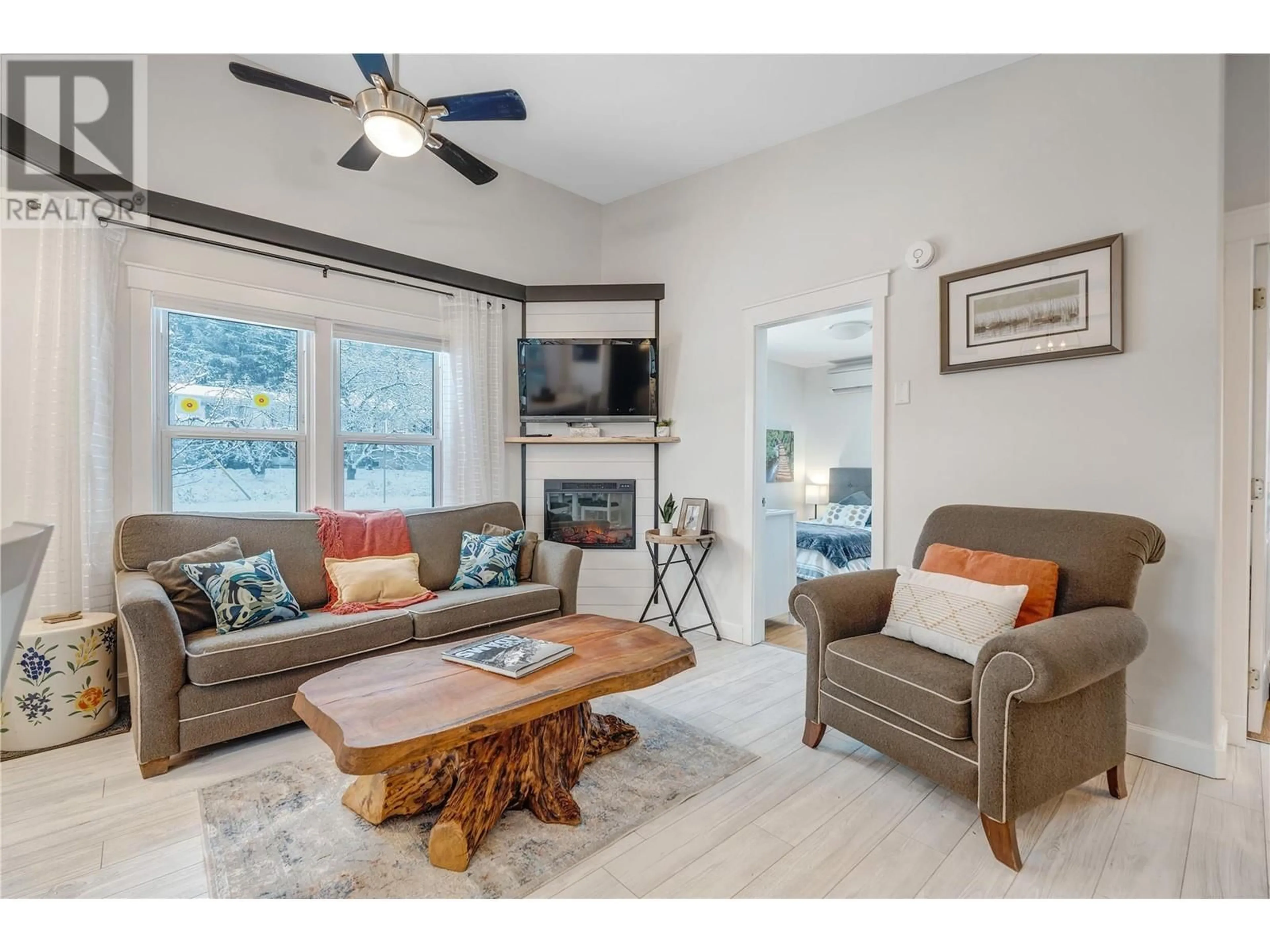 Living room with furniture, unknown for 11212 VICTORIA ROAD, Summerland British Columbia V0H1Z2