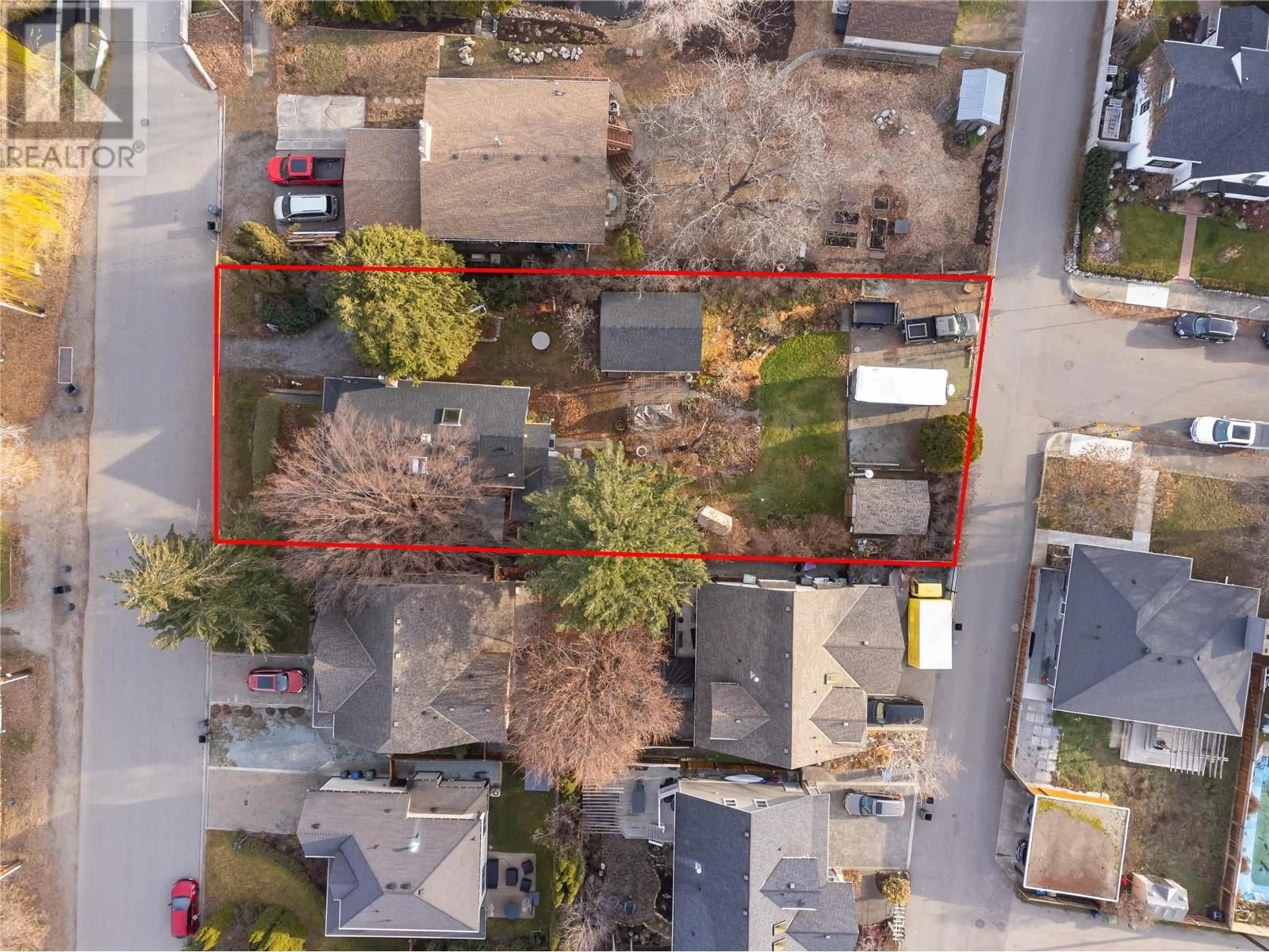 A pic from outside/outdoor area/front of a property/back of a property/a pic from drone, street for 621 ELLIOT AVENUE, Kelowna British Columbia V1Y5S9