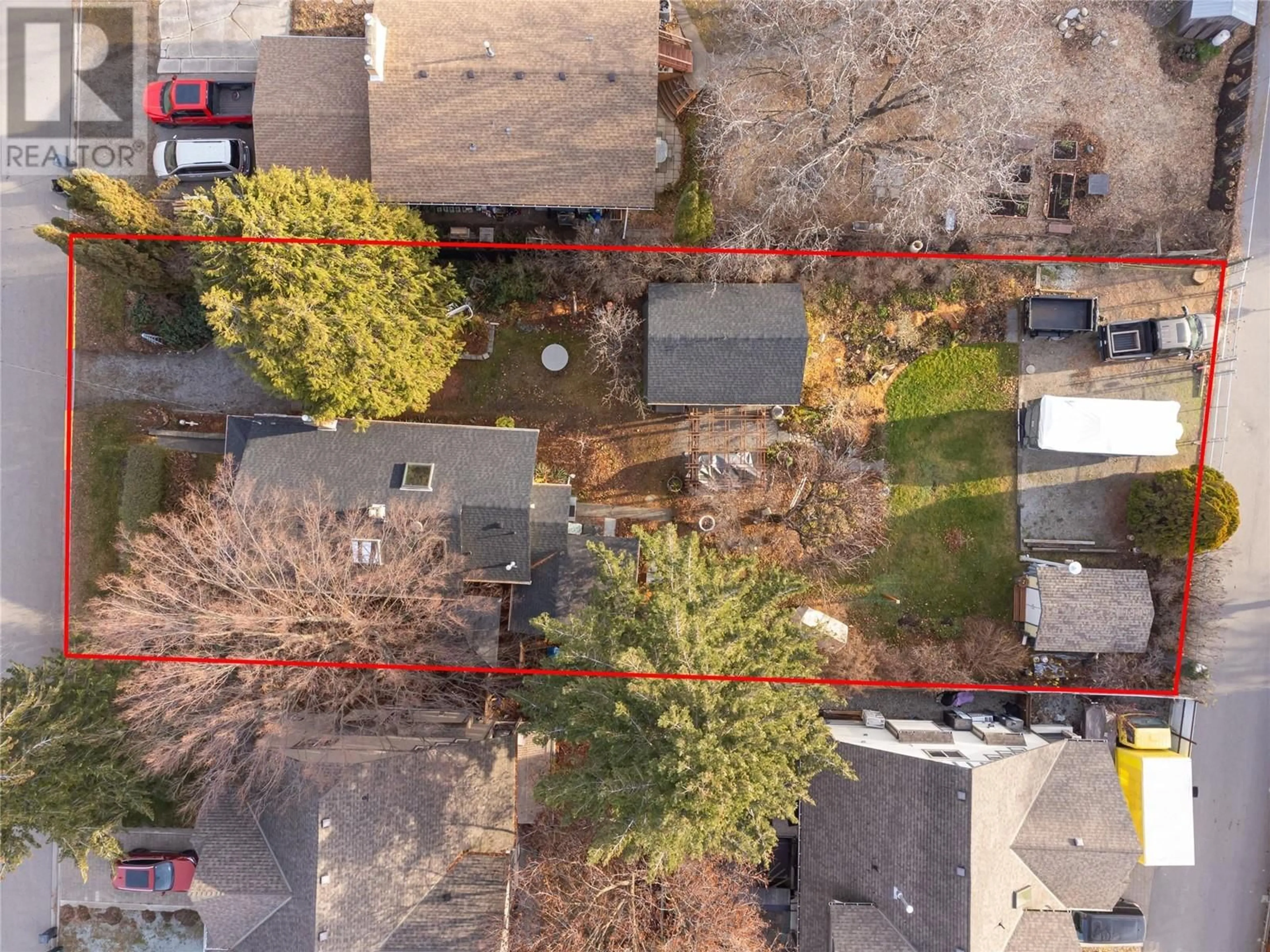 A pic from outside/outdoor area/front of a property/back of a property/a pic from drone, street for 621 Elliot Avenue, Kelowna British Columbia V1Y5S9